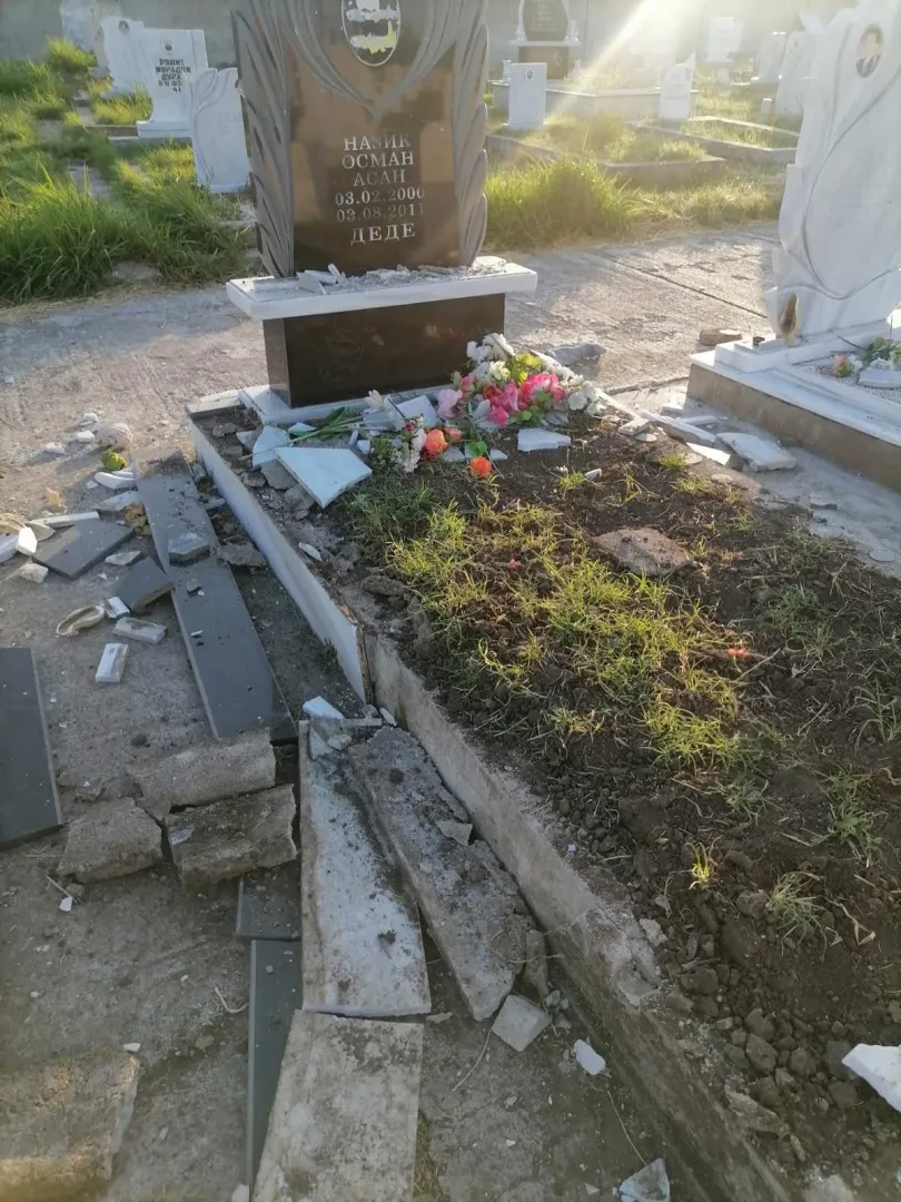 Вандали на гробищата в Нова Загора