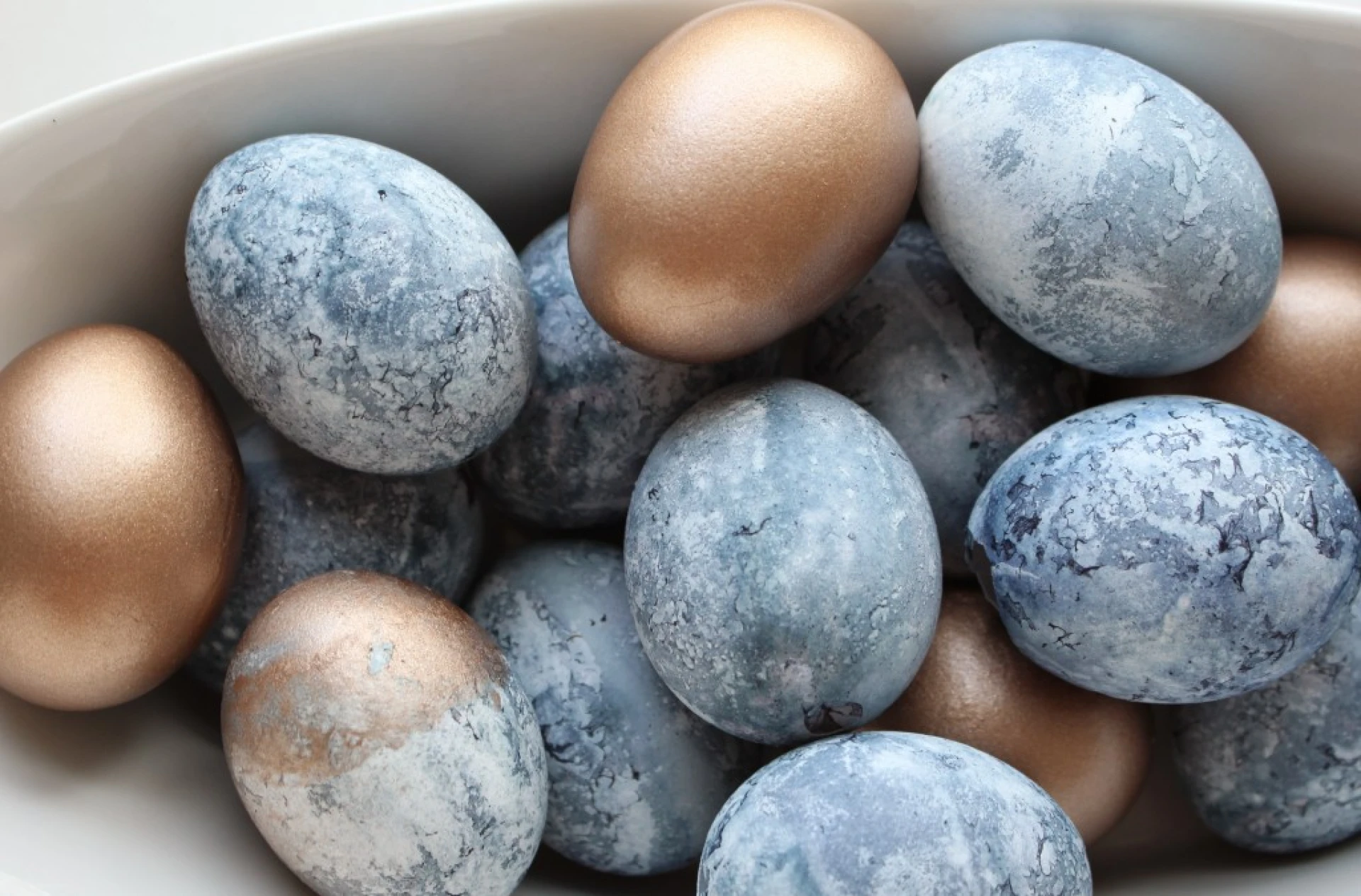 Ефектно боядисване на яйцата с тишу - още една идея за мраморен ефект