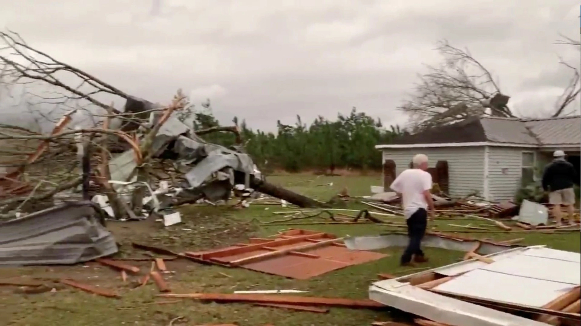 Торнадо взе жертви и рани десетки в щата Алабама