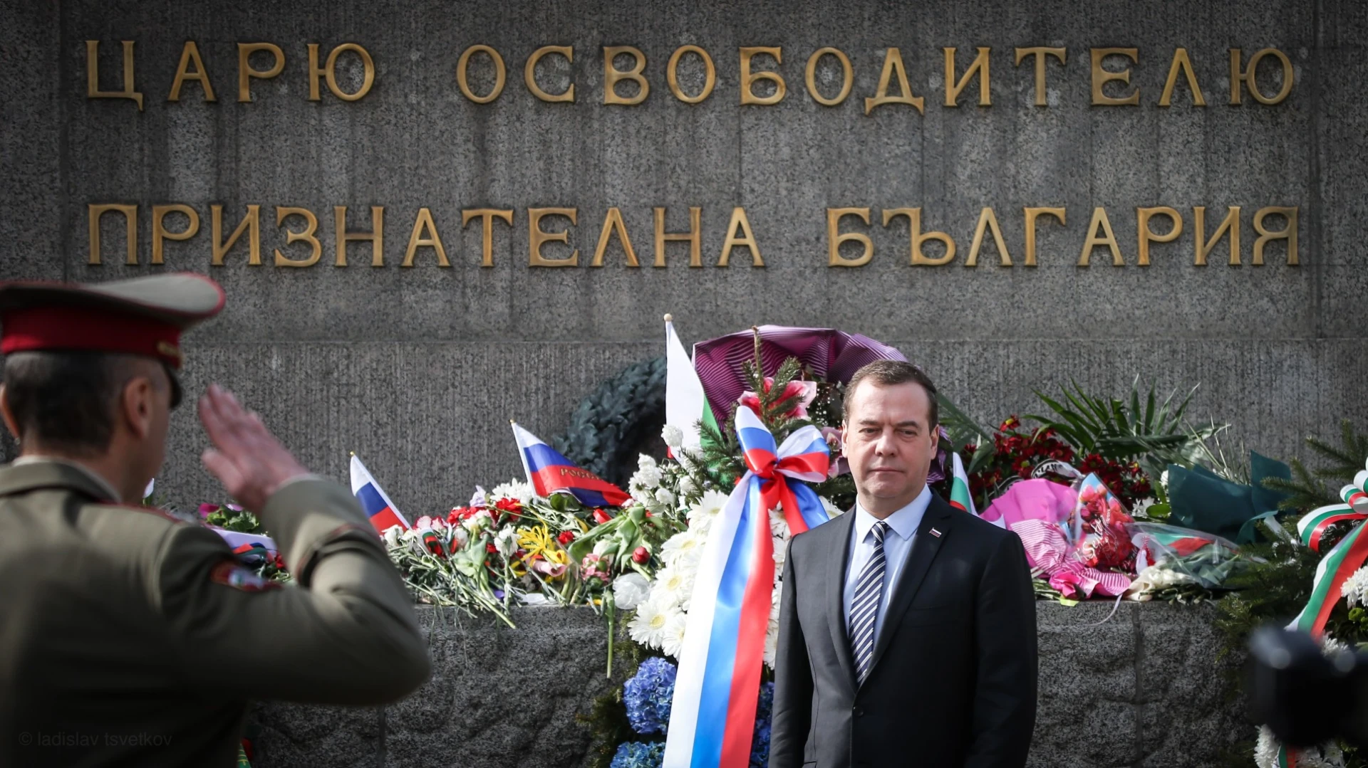 Дмитрий Медведев поднесе цветя пред паметника на Цар Освободител