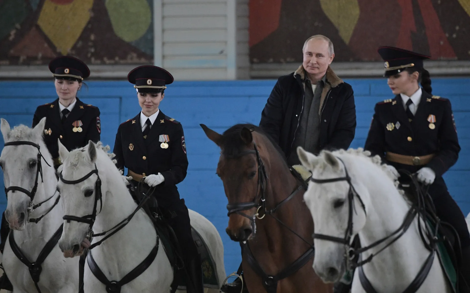 Путин на кон пред дамите от московската полиция
