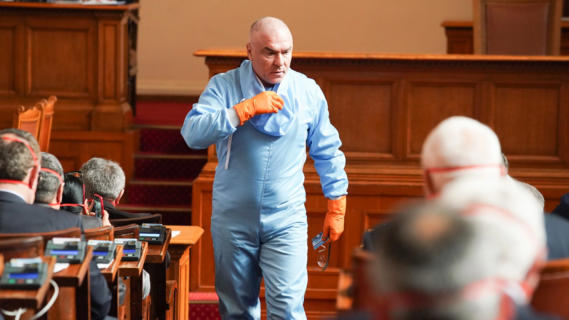 Депутати от "Воля" влязоха със защитни облекла в пленарната зала