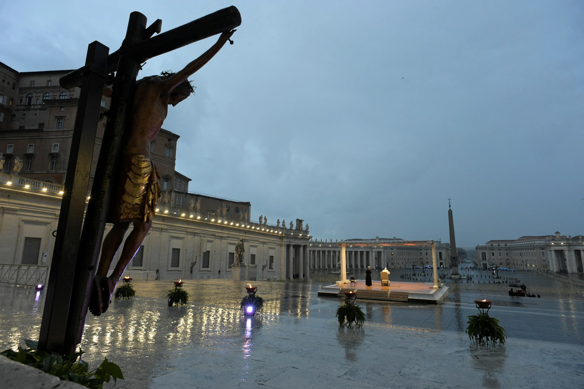 папа Франциск отправи благословията към света "Урби ет орби" от празния площад "Св. Петър"