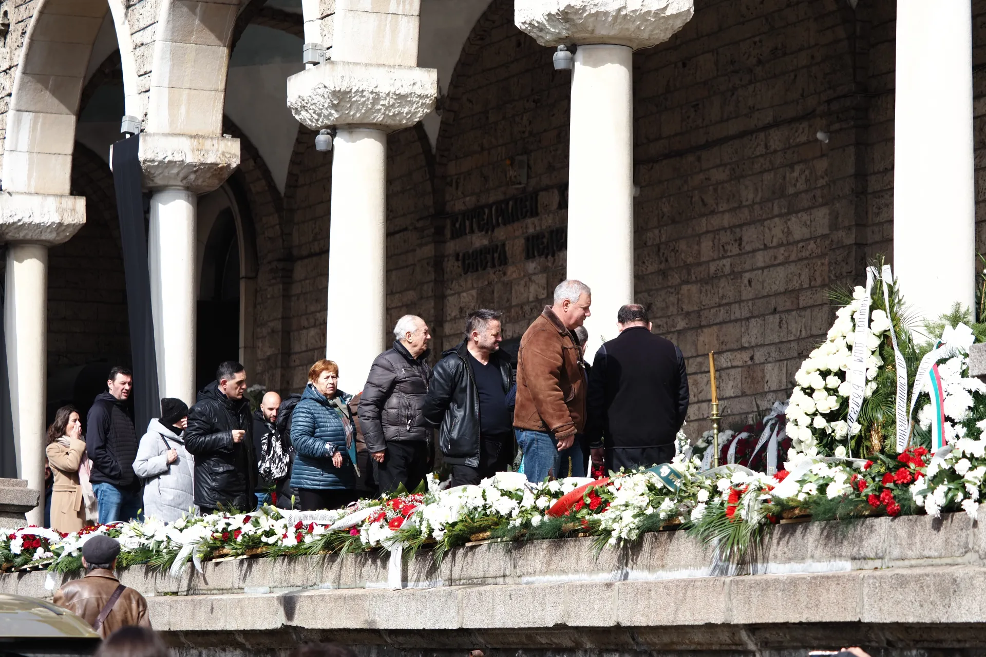 Опашка от граждани пред гроба на патриарх Неофит