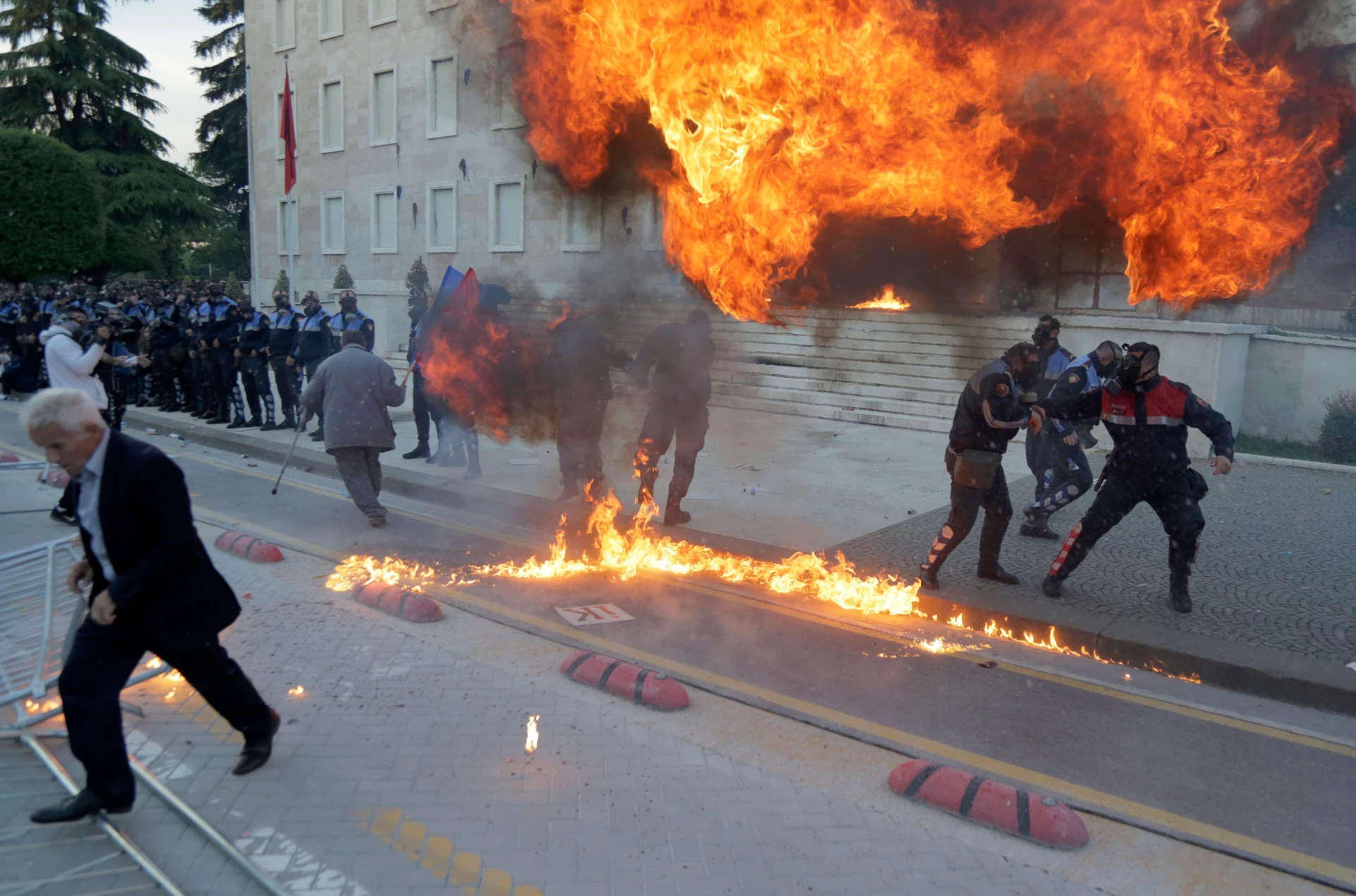 Размирици по време на антиправителствен протест в Тирана