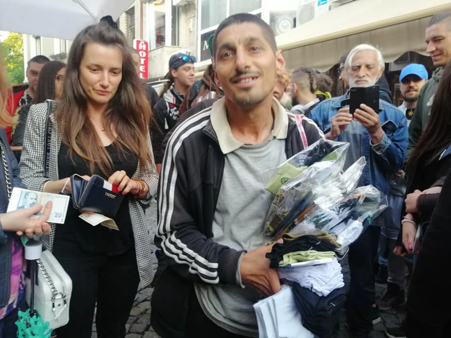 Пловдивчани с огромна подкрепа към Митко - изкупуваха чорапите му