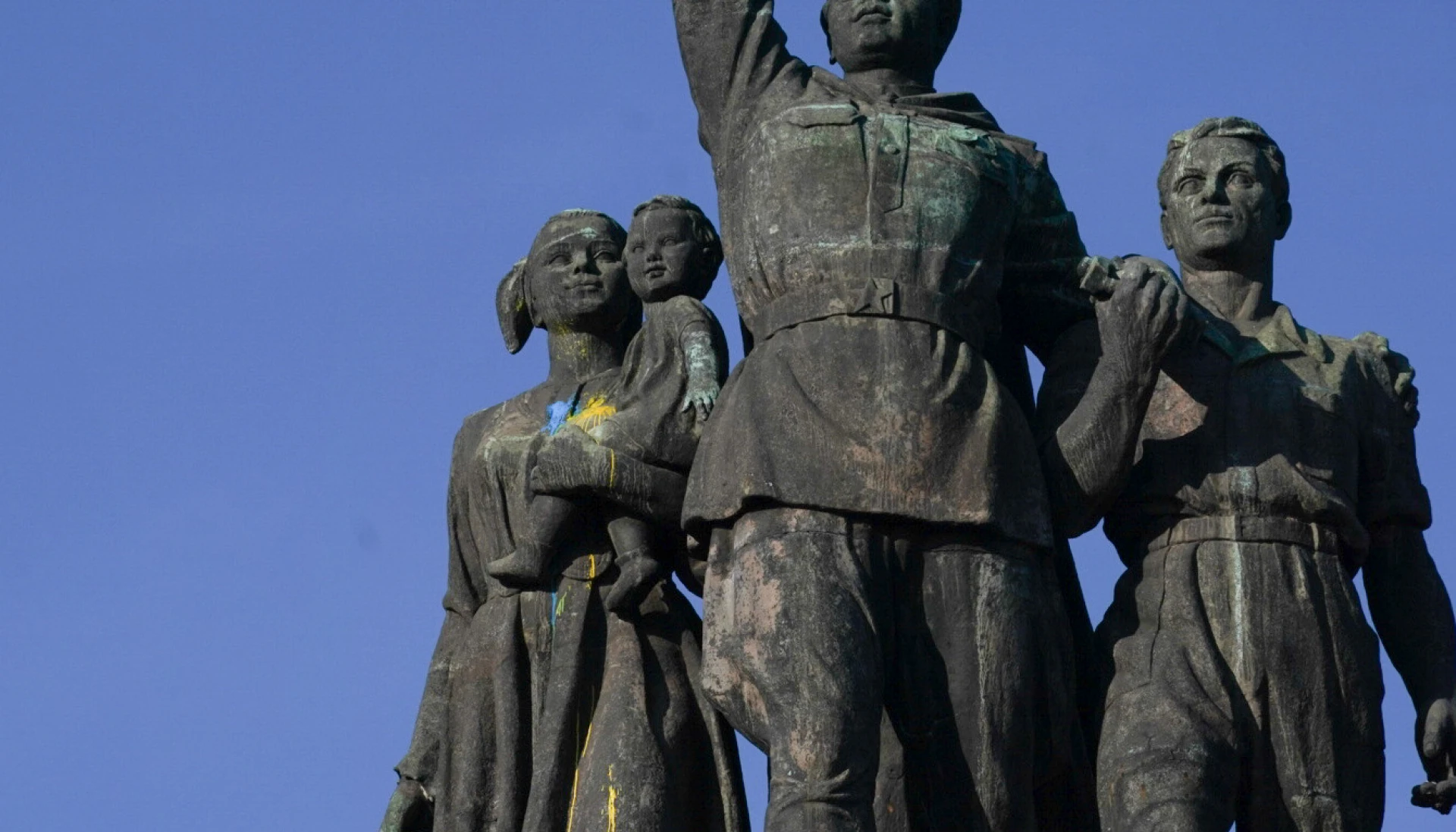 Боядисаха паметника на съветската армия