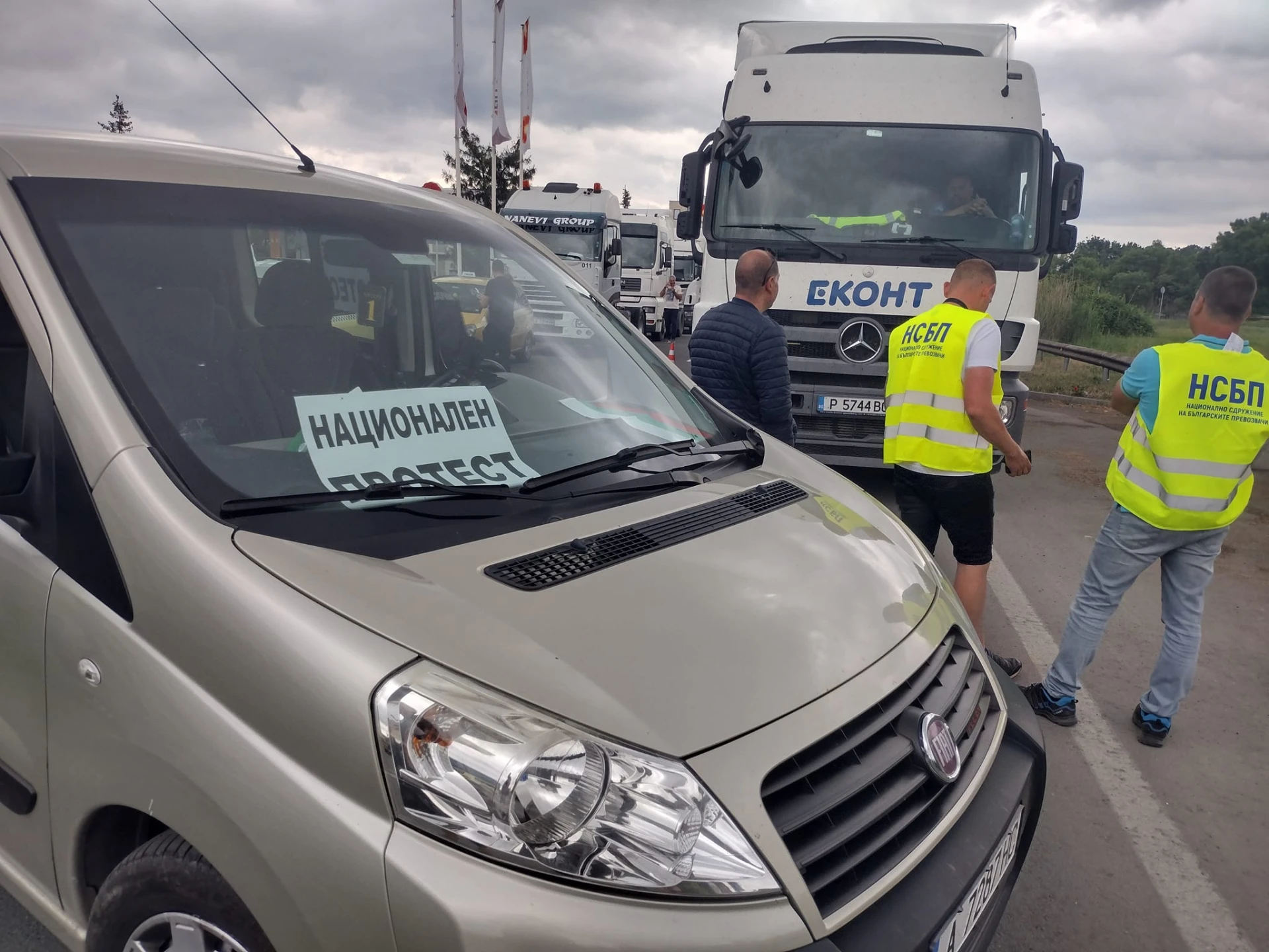 Куриерски камион се опита да пробие блокадата на превозвачите при Бургас