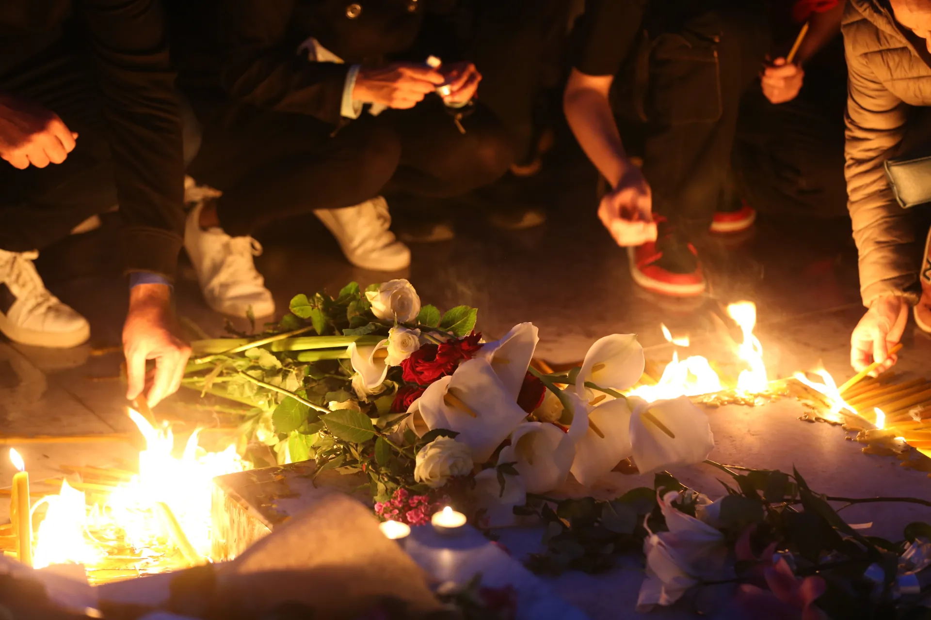 Цветя и свещи в памет на децата в Белград