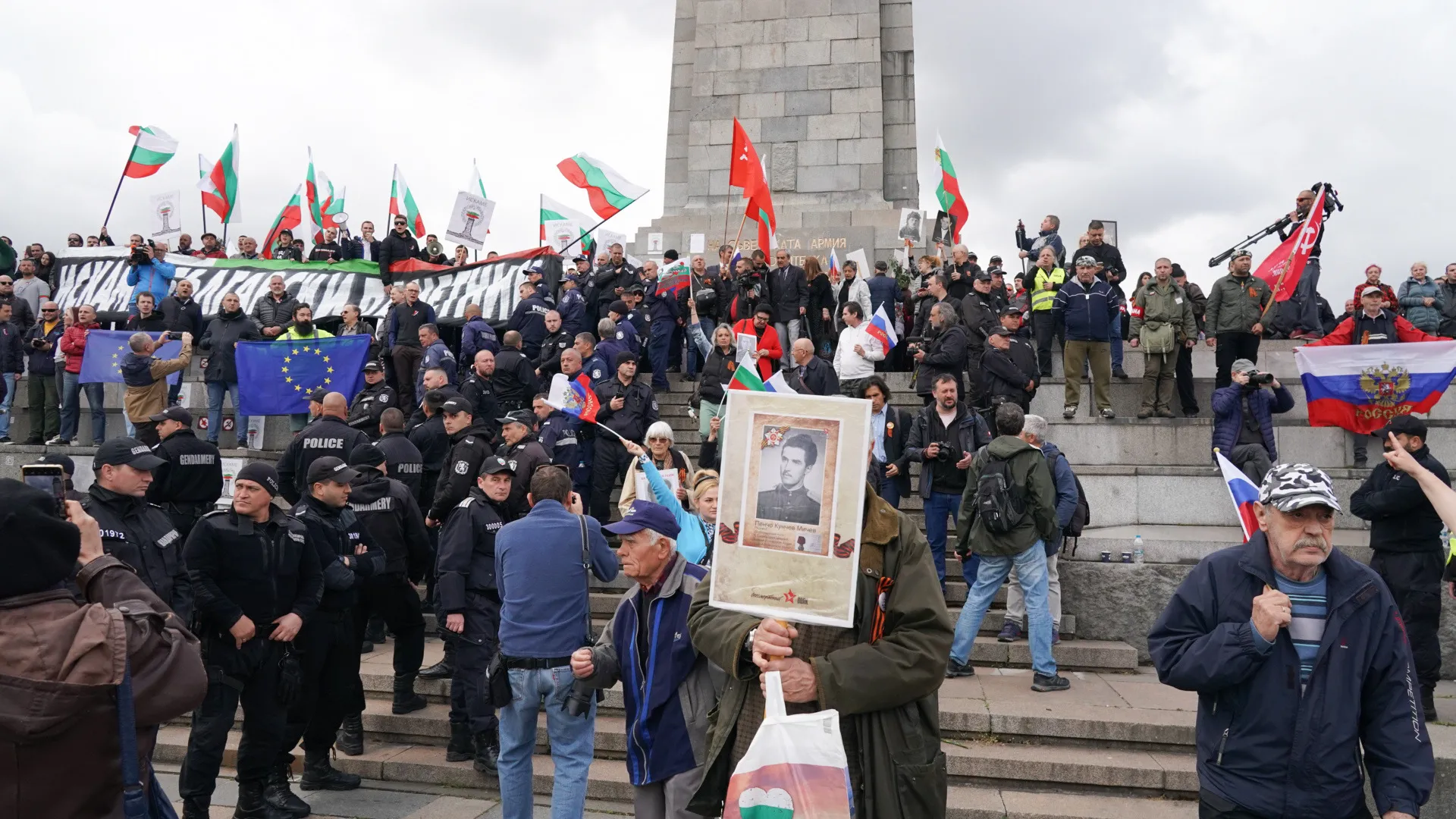Шествието „Безсмъртен полк“ и контраакция пред Паметника на Съветската армия