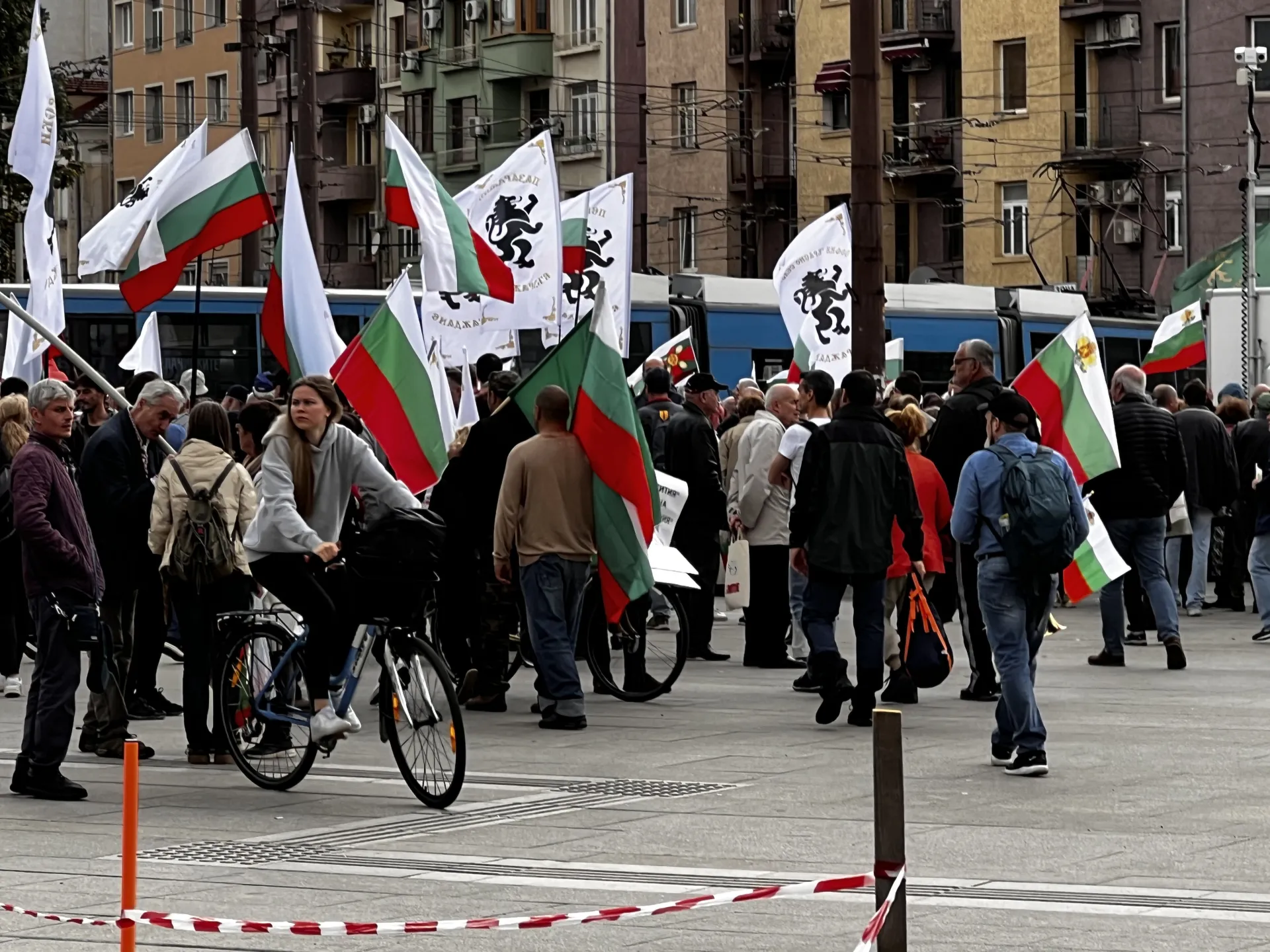 Протестиращи оцветиха в червено представителството на ЕК в София