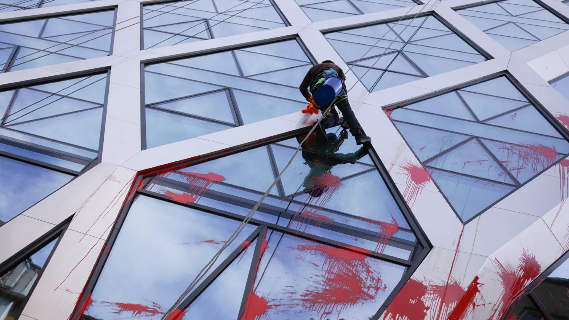  Почистват постройката на Дома на Европа 