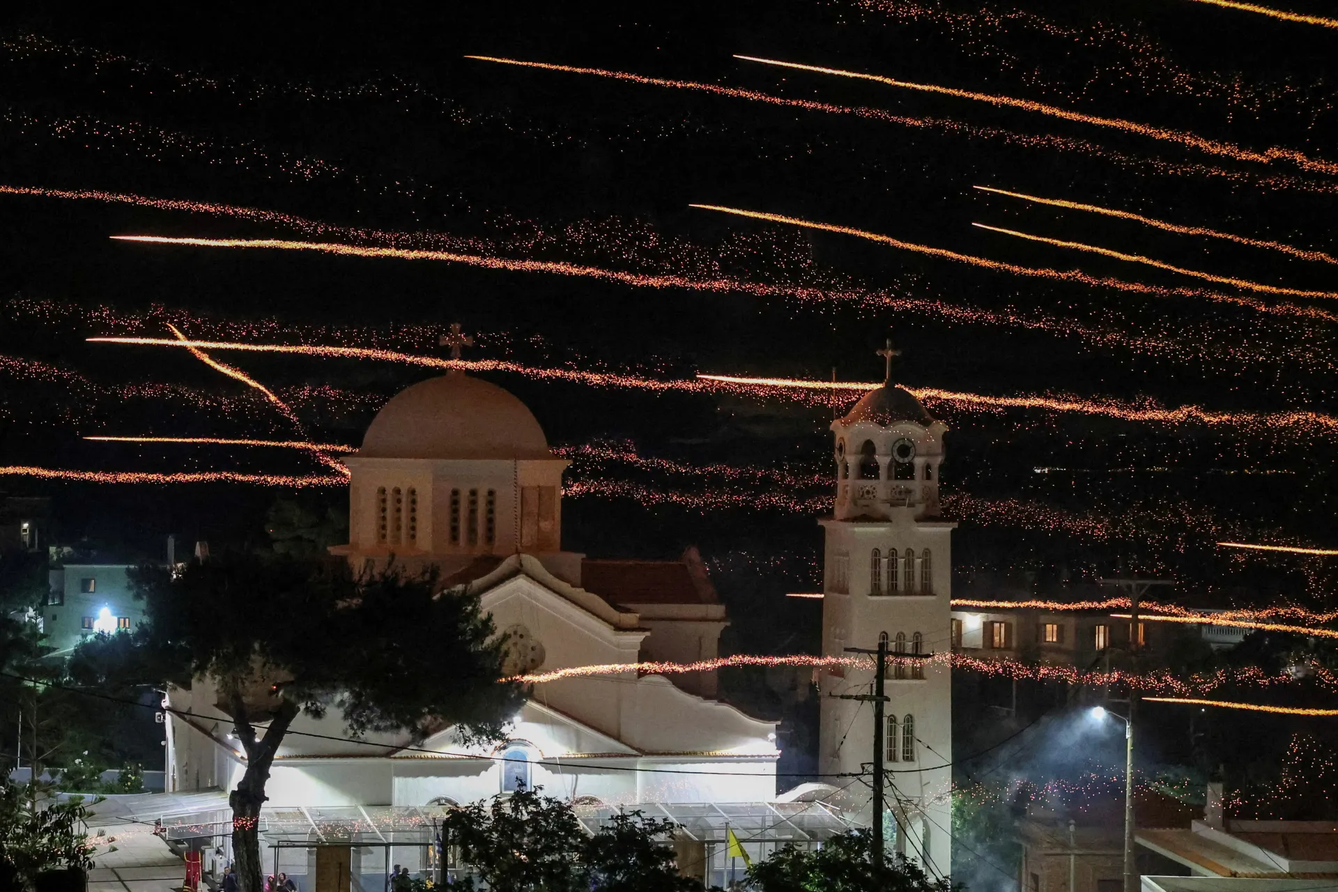 "Ракетна война" в Гърция за Великден