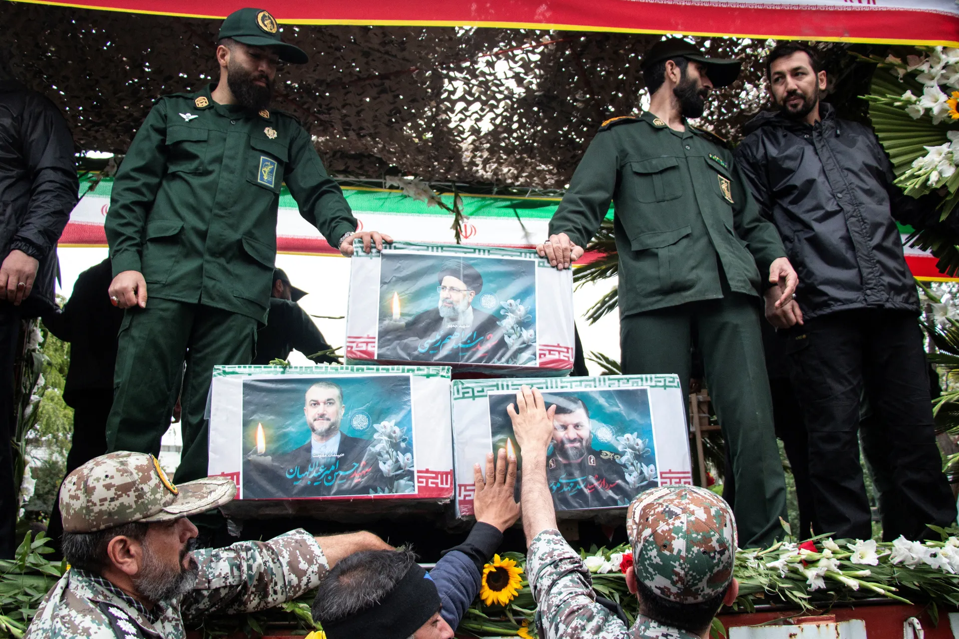 Хиляди отдават почит на иранския президент