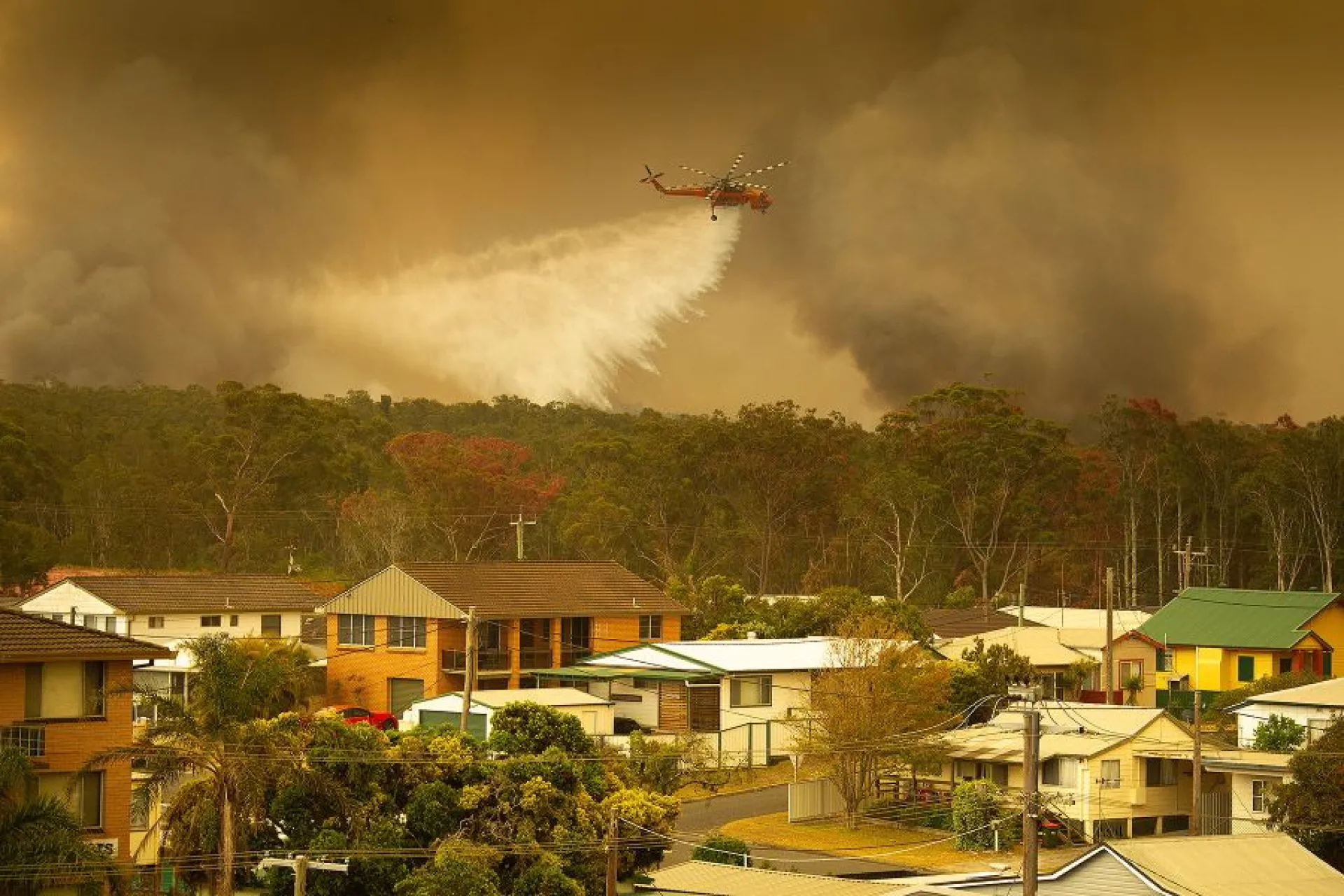 Небето над Австралия почервеня заради десетки пожари
