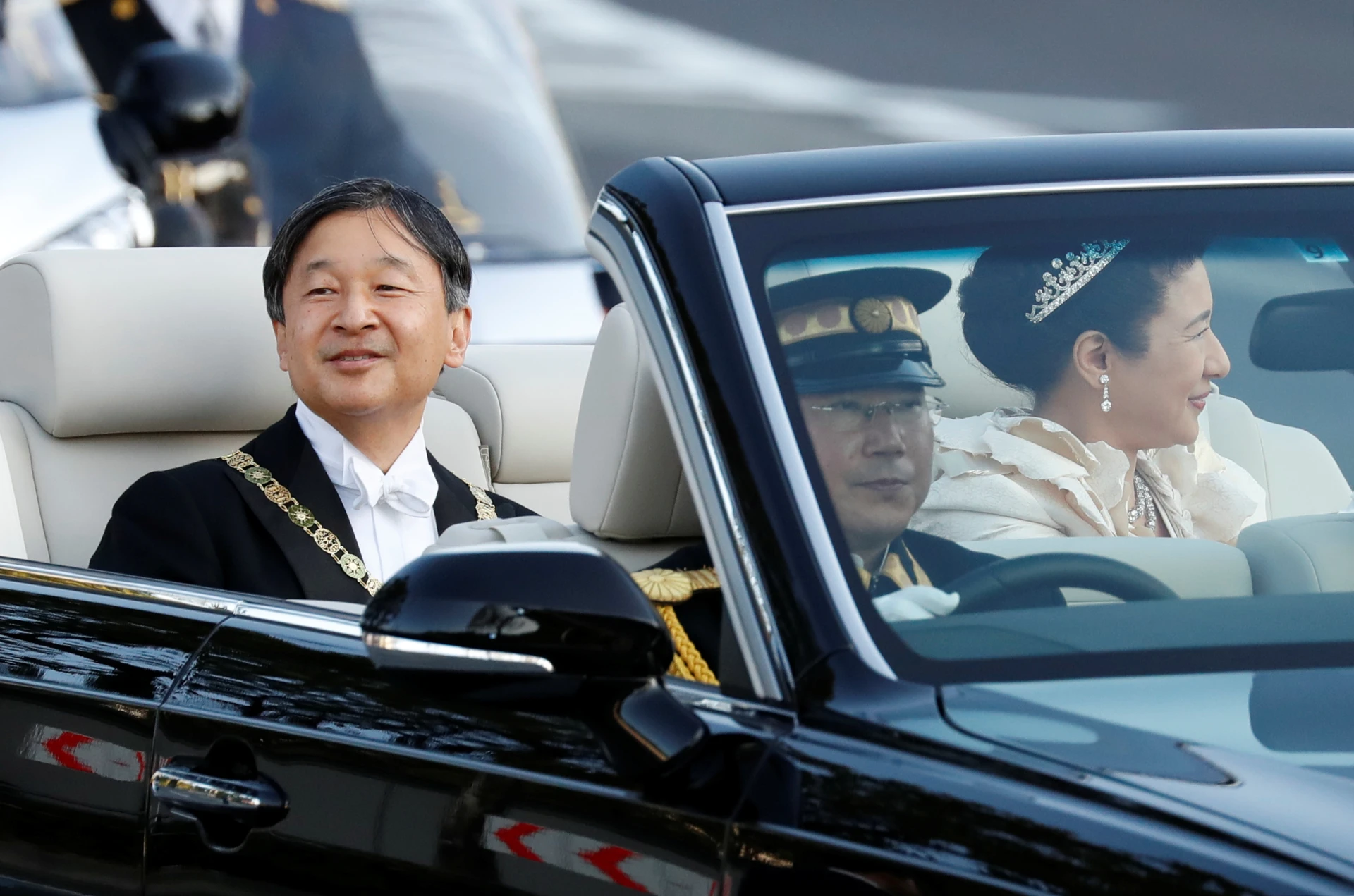 Японците приветстваха новия си император с тържествен парад