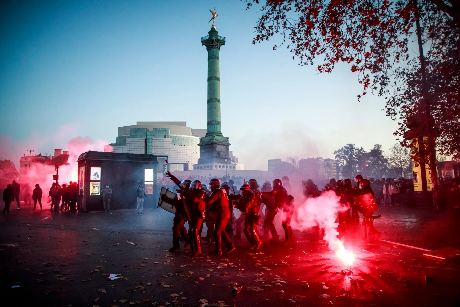 Протести в Париж срещу полицейското насилие