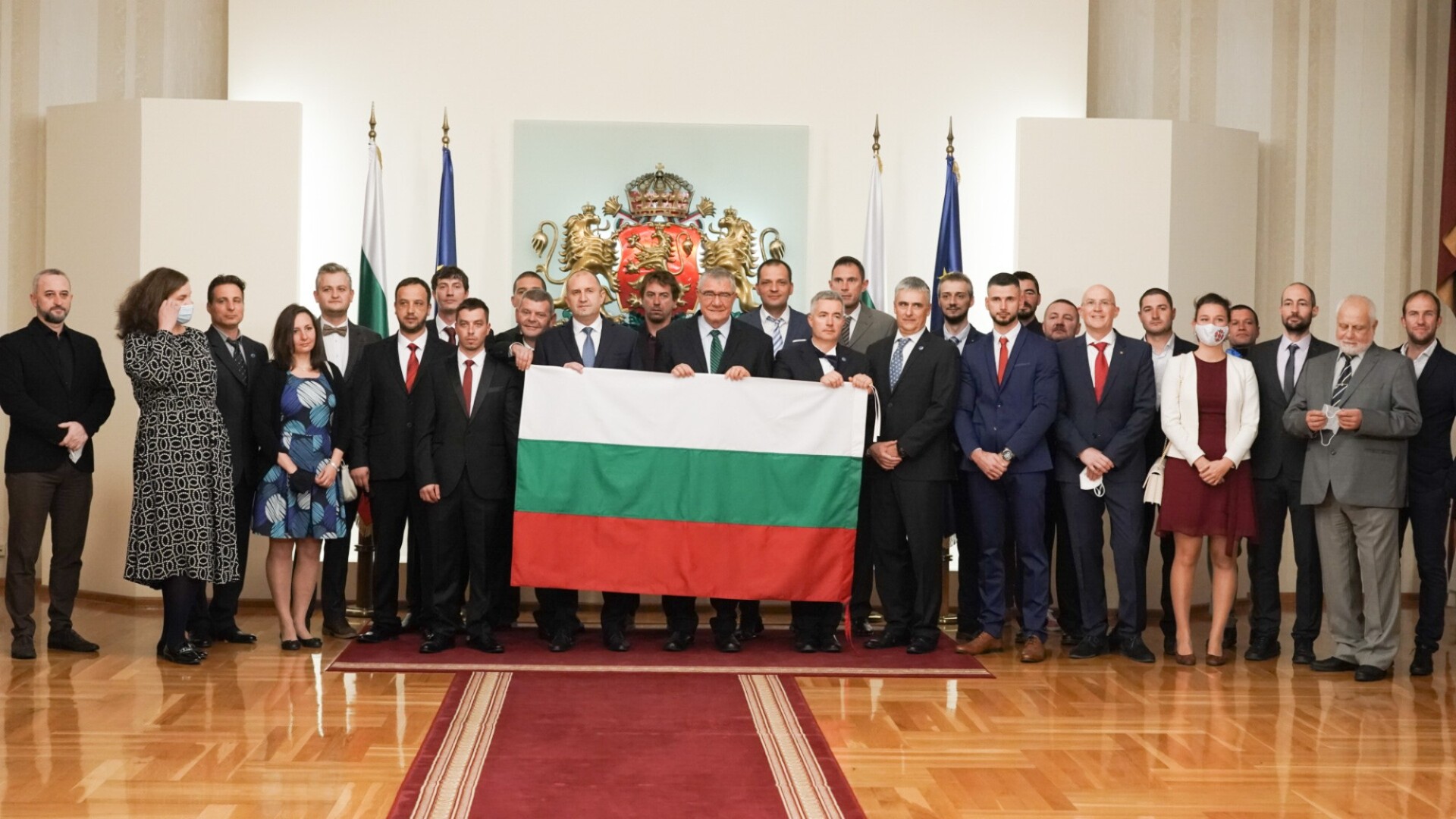 Президентът връчи националния флаг на проф. Пимпирев