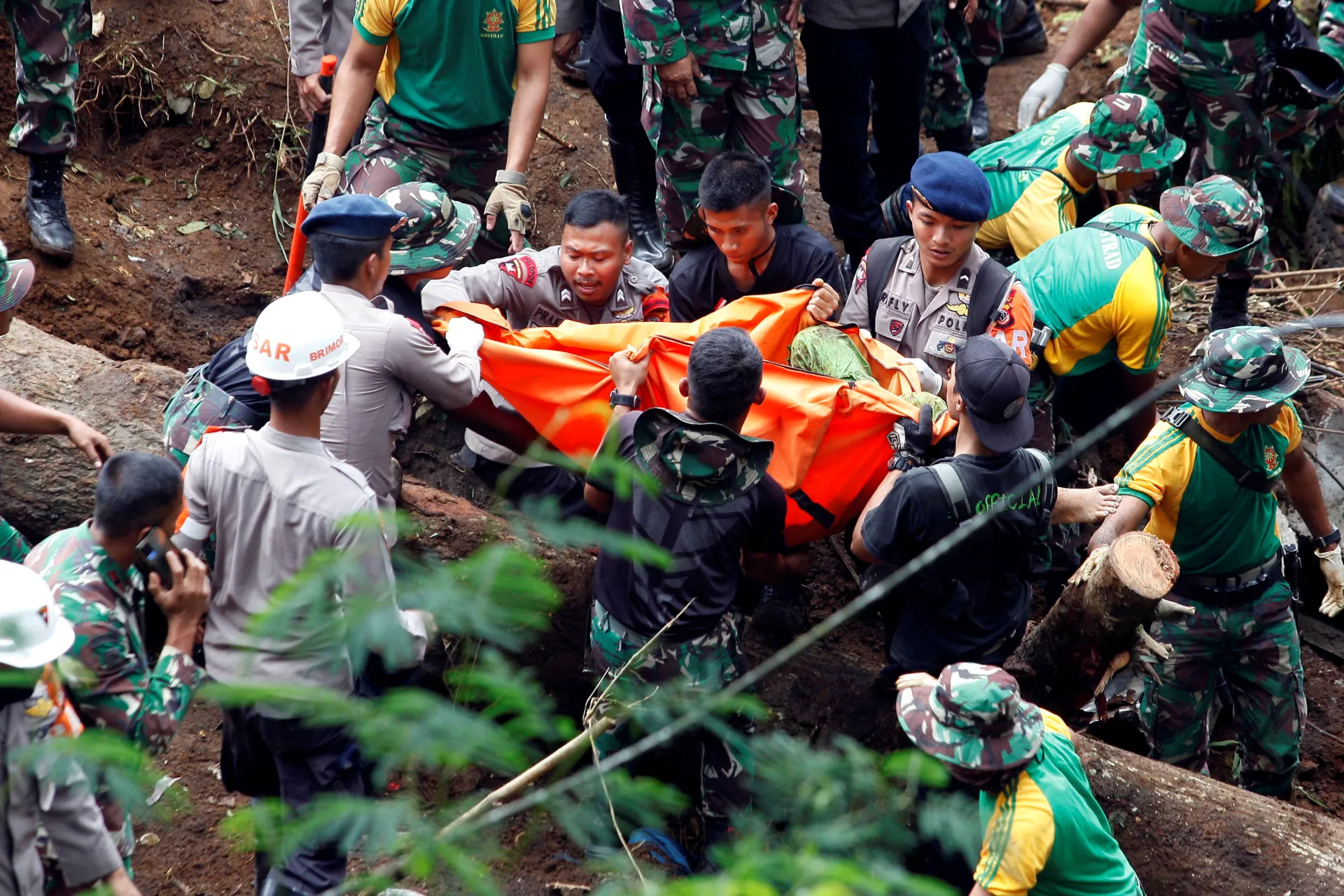 Много жертви и разрушения след слиния трус в Индонезия