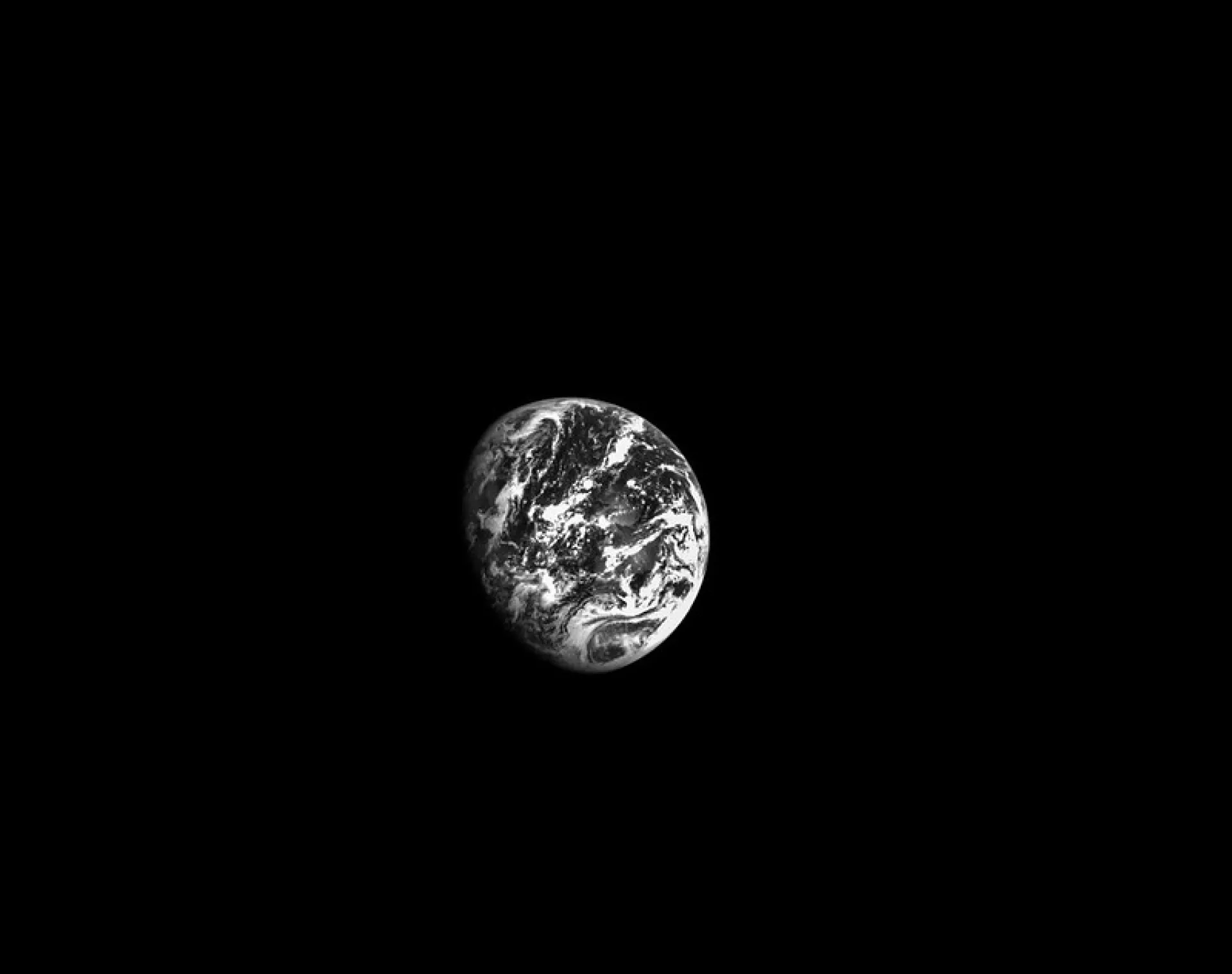 Космическият кораб "Орион" на НАСА прелетя успешно край Луната