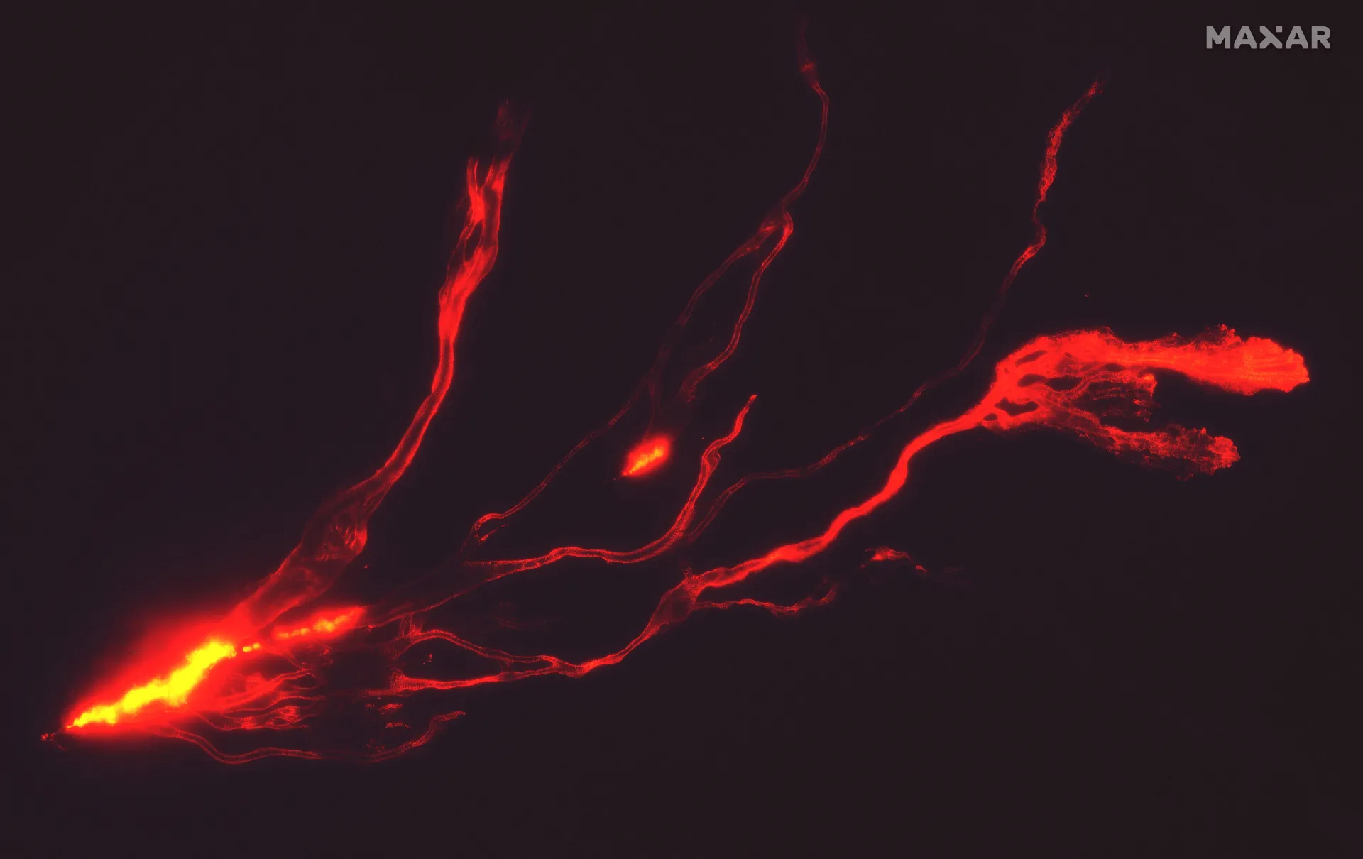  Най-големият настоящ вулкан в света излива лава 