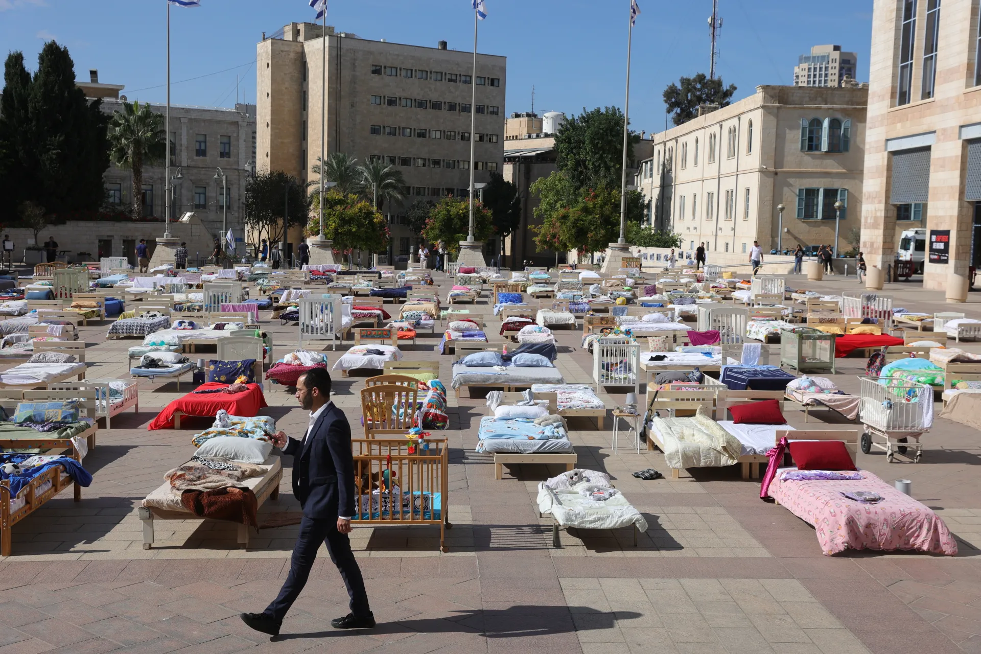  Празни креватчета и кревати в Йерусалим припомнят за заложниците на 