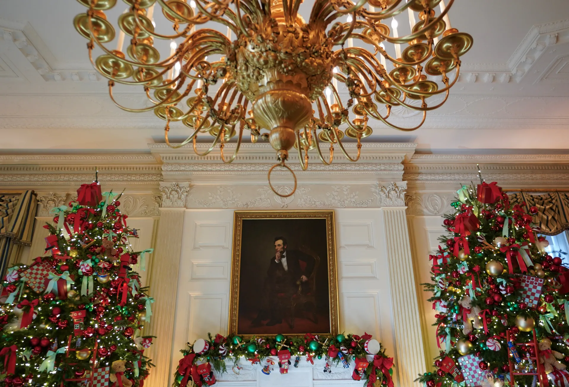 Коледният дух в Белия дом: 98 елхи, хиляди лампички и километри панделки