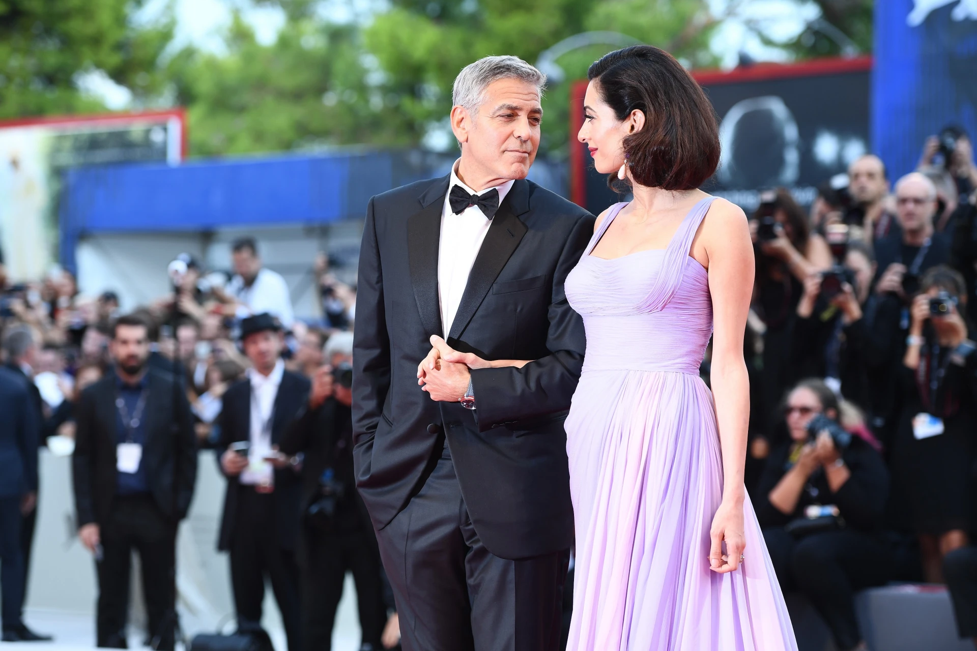 Порасналите близнаци на Джордж и Амал Клуни са одрали кожата на баща си