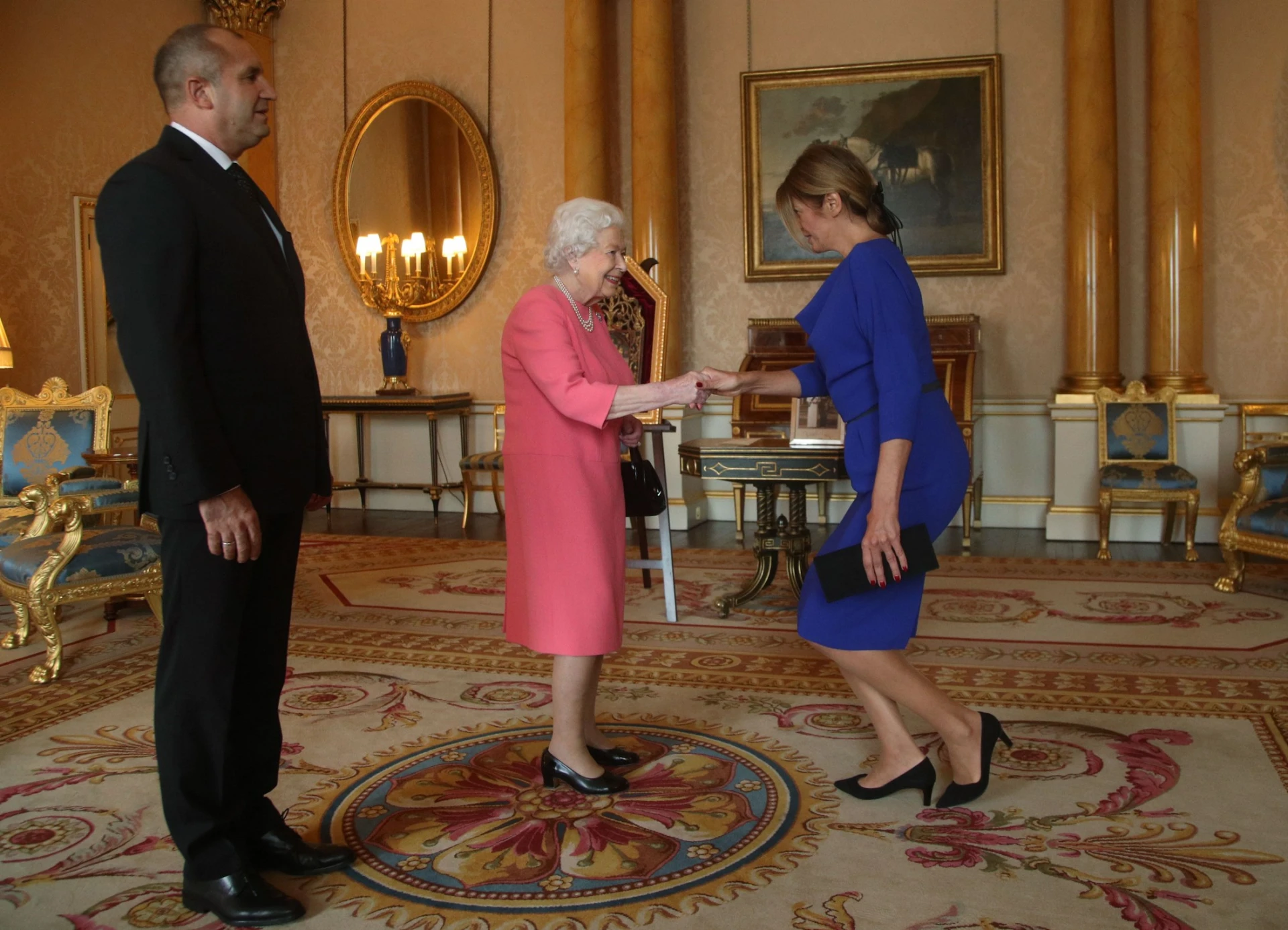 Защо мястото на дамската чанта е на земята – уроци по етикет от кралица Елизабет II и Ана Уинтур