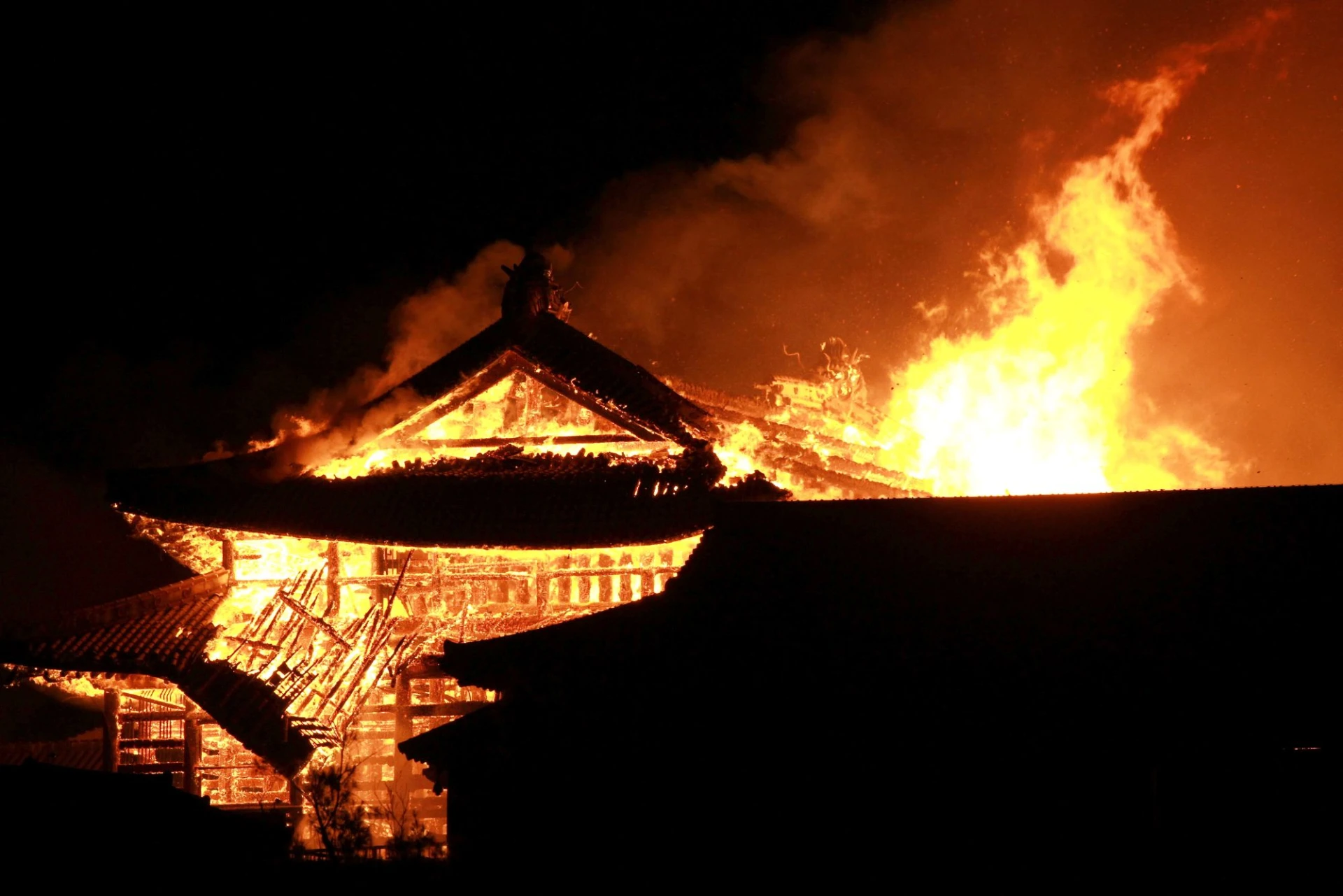 Пламъци в японския замък Шури