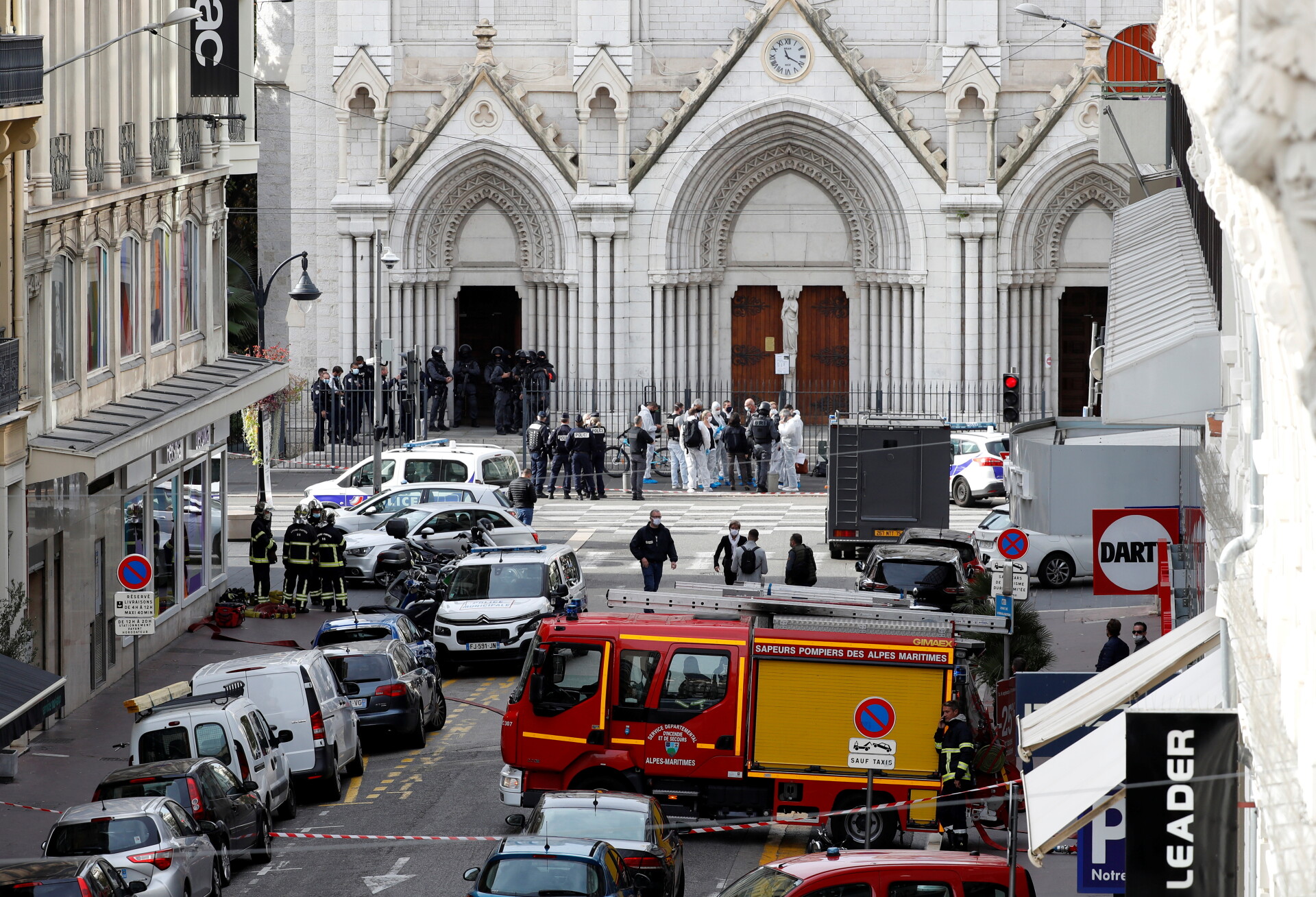 Трима убити при нападение с нож в църква в Ница