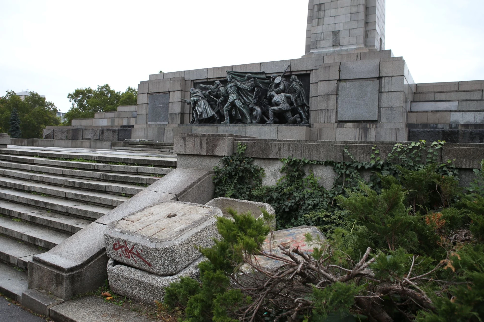 Паметникът на съветската армия е в окаяно състояние