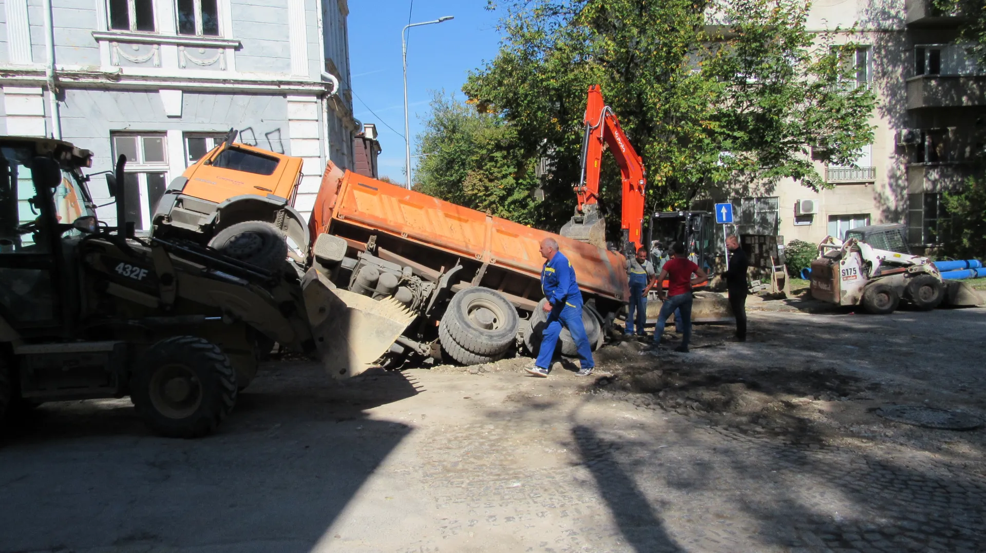 Камион пропадна в изкоп в Русе