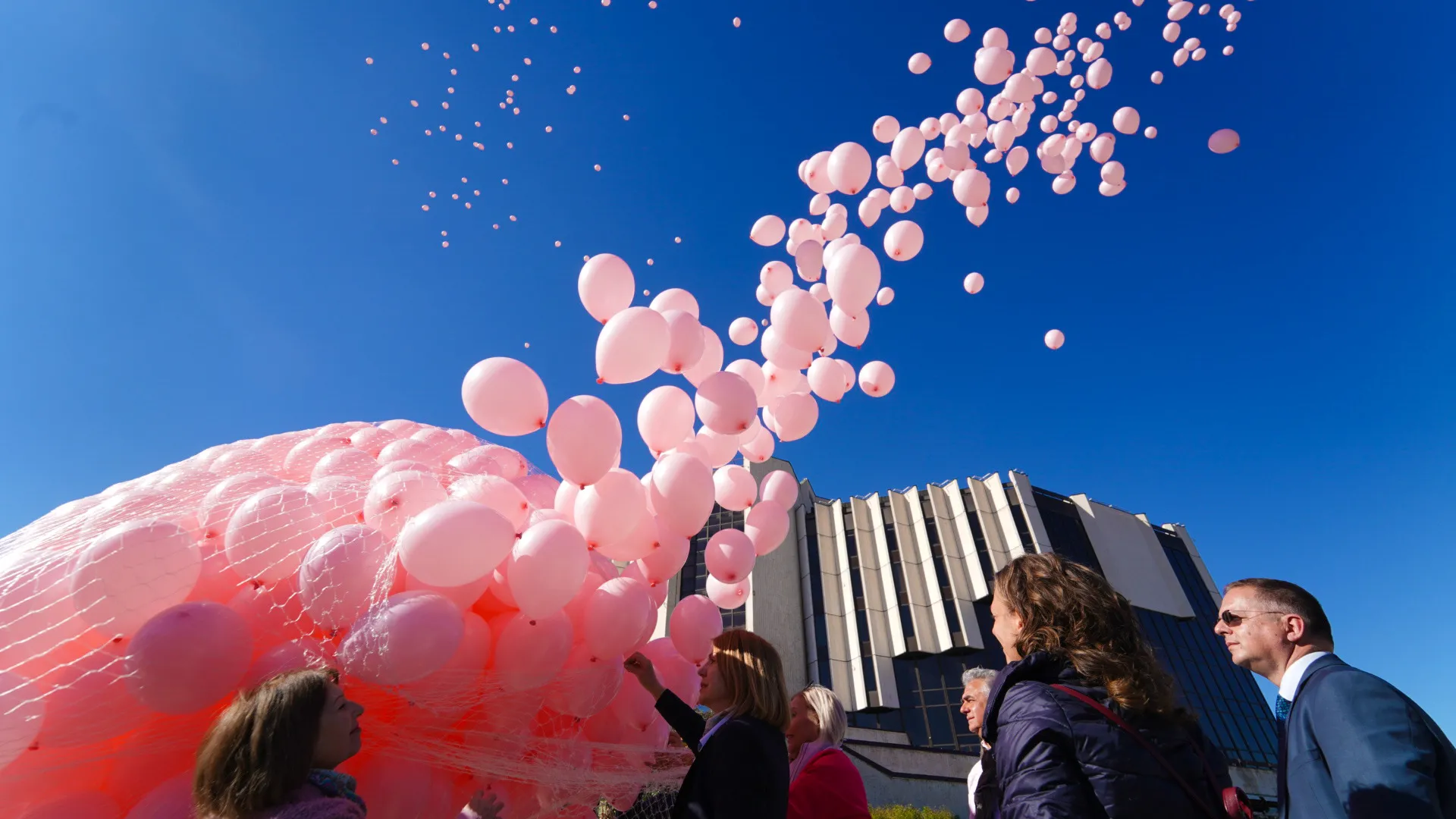  1200 розови балона в памет на дами, изгубили борбата с рака на гърдата (ГАЛЕРИЯ) 