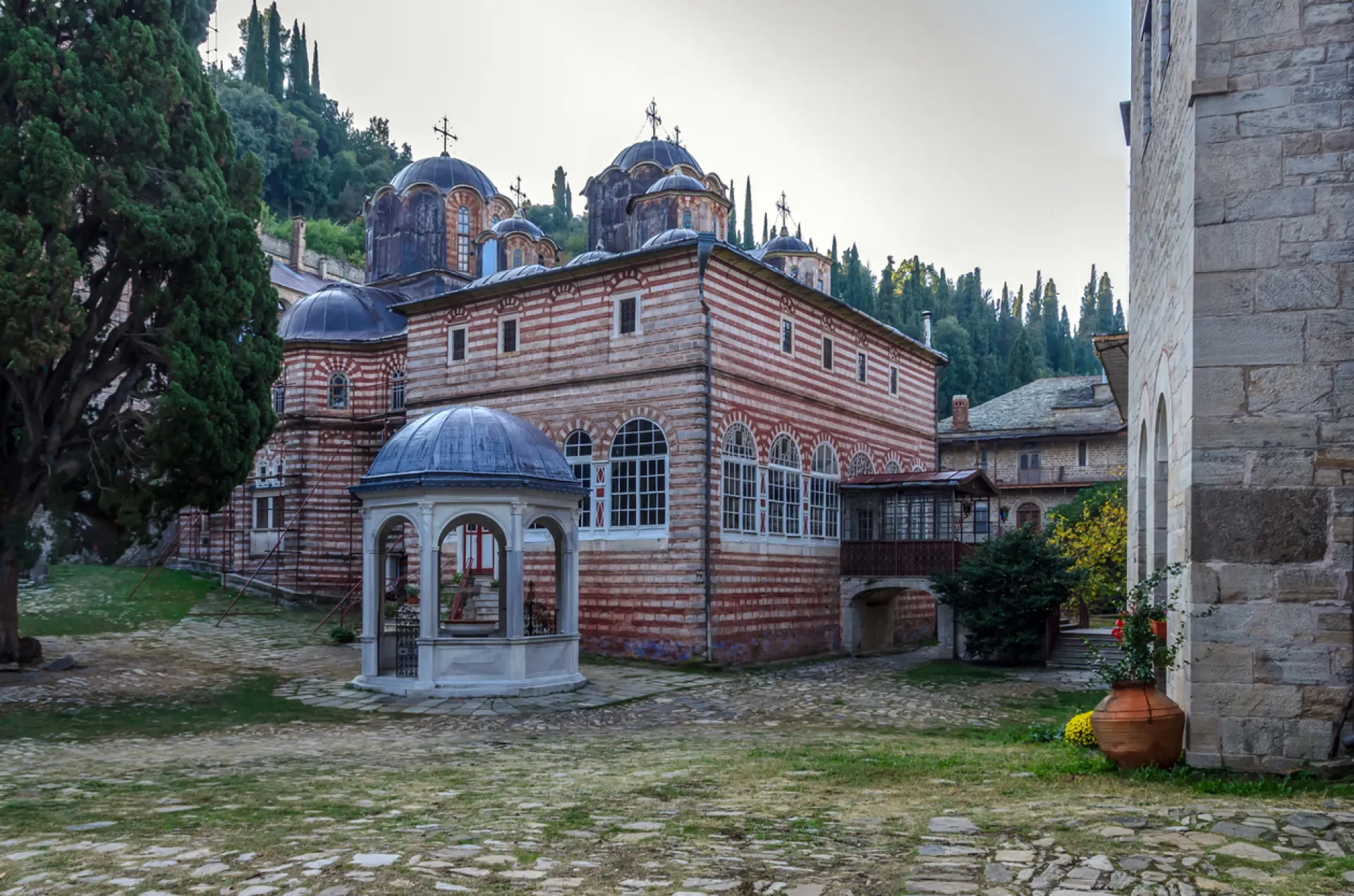 Историята на Шумския манастир, където се проведе „Фермата“ 7