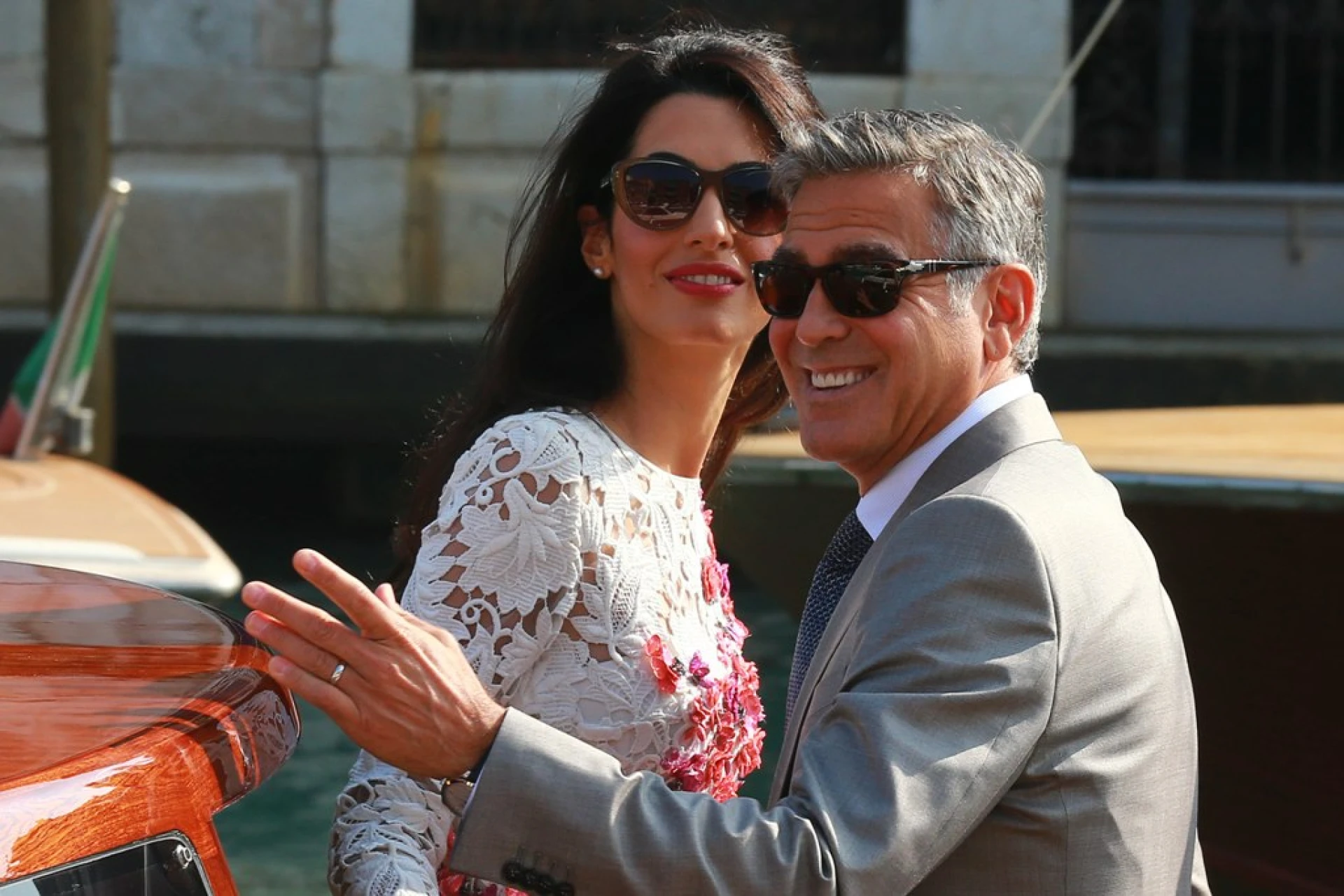 Ето така се прави: Джордж и Амал Клуни се извиниха предварително за това, че децата им може да плачат в самолета