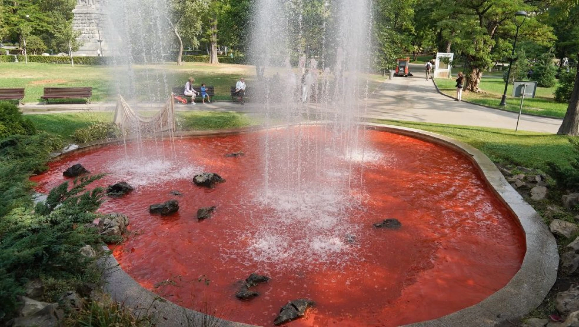 Оцветиха в червено фонтан в София