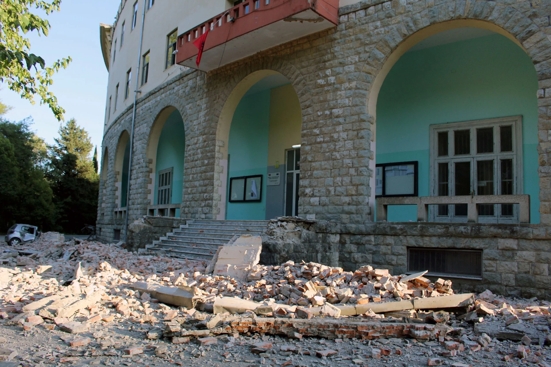Големи щети след труса в Албания