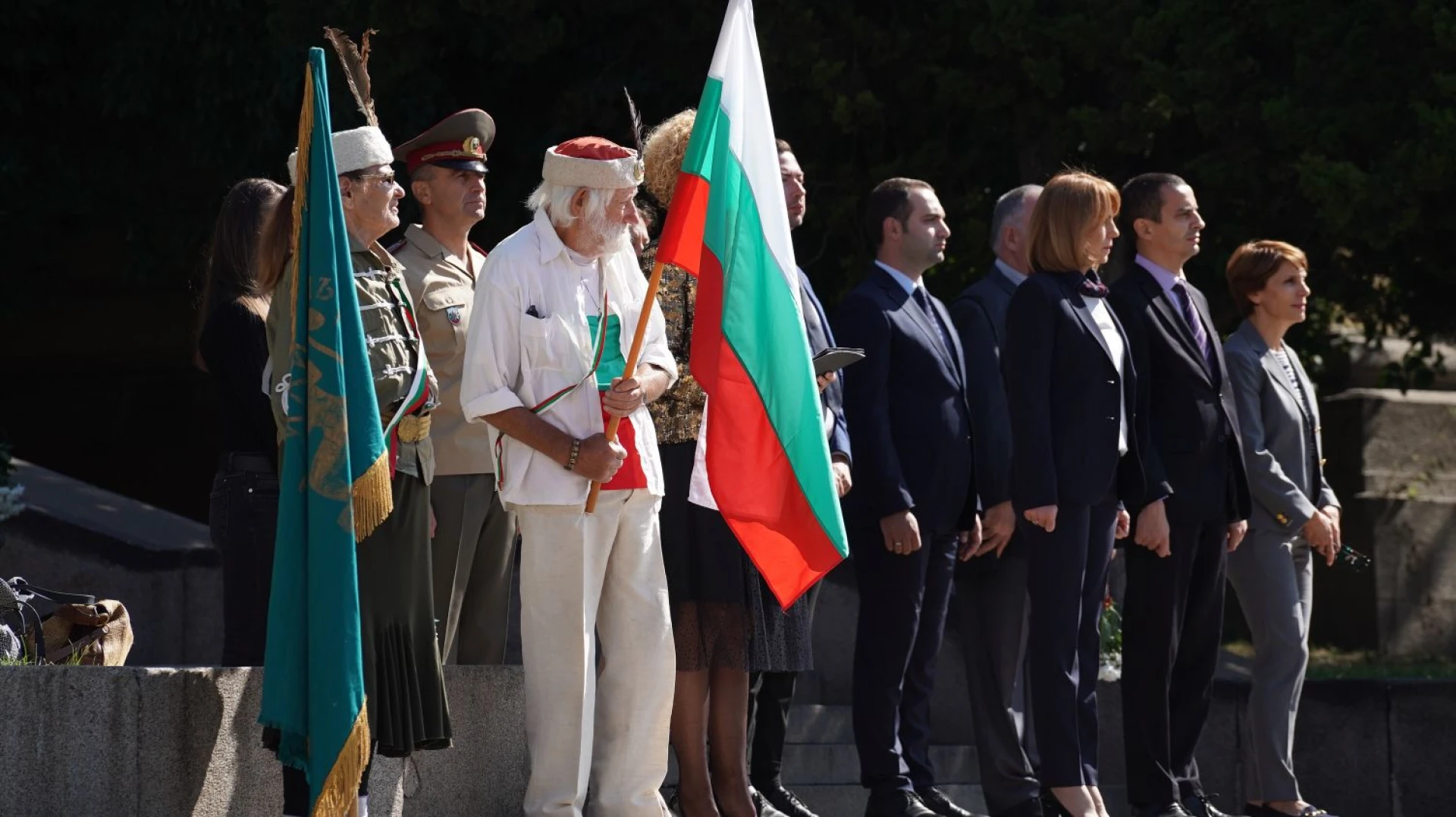 Десетки родолюбци се събраха на Паметника на Независимостта в София