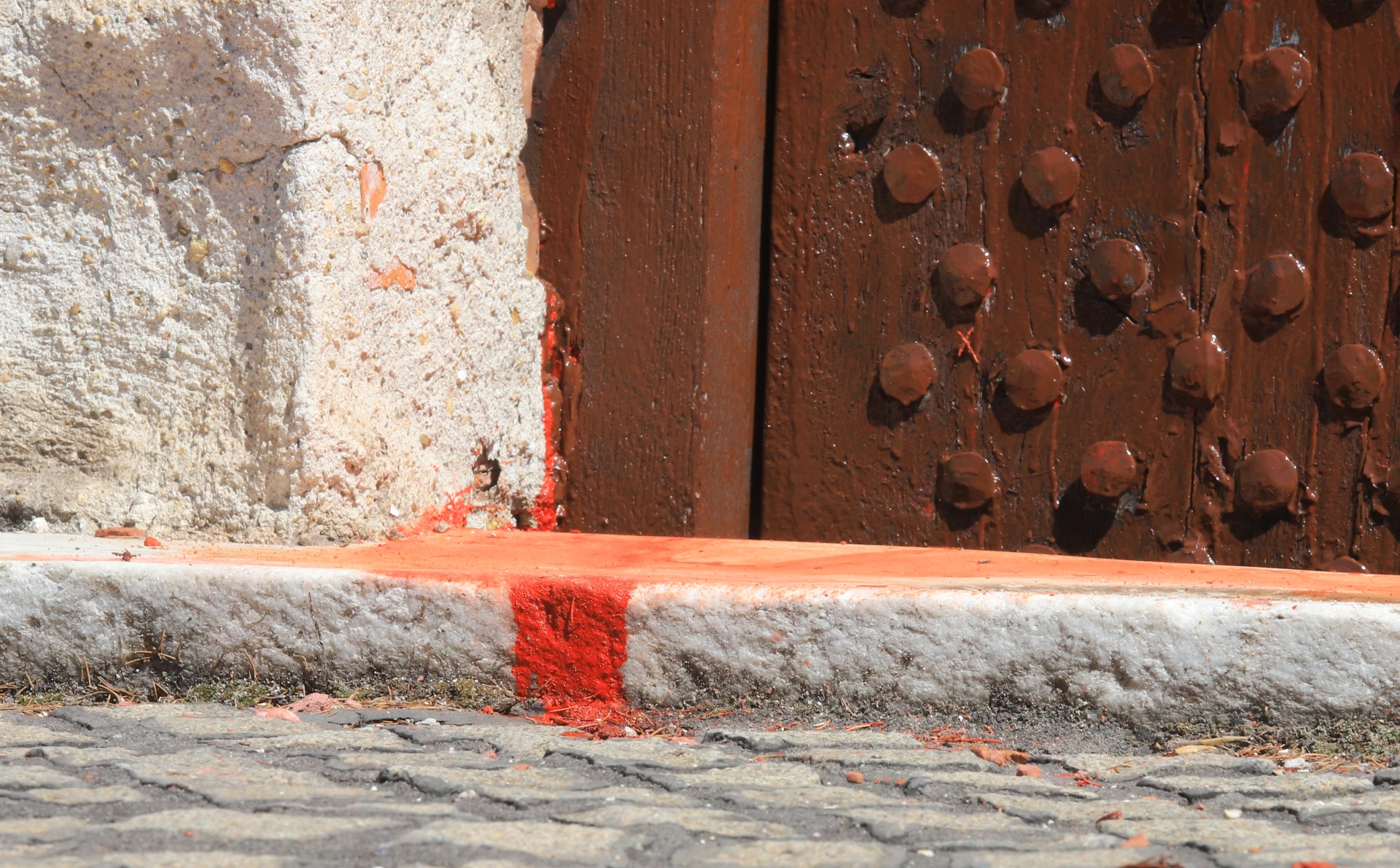 Вандали намазаха с червена боя и яйца храм в София