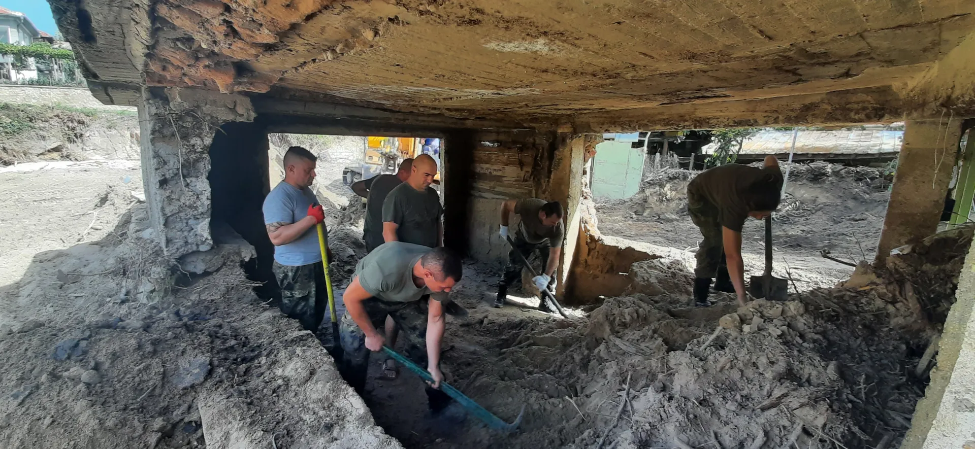 Военнослужещи чистят дворове в наводнените села в Карловско