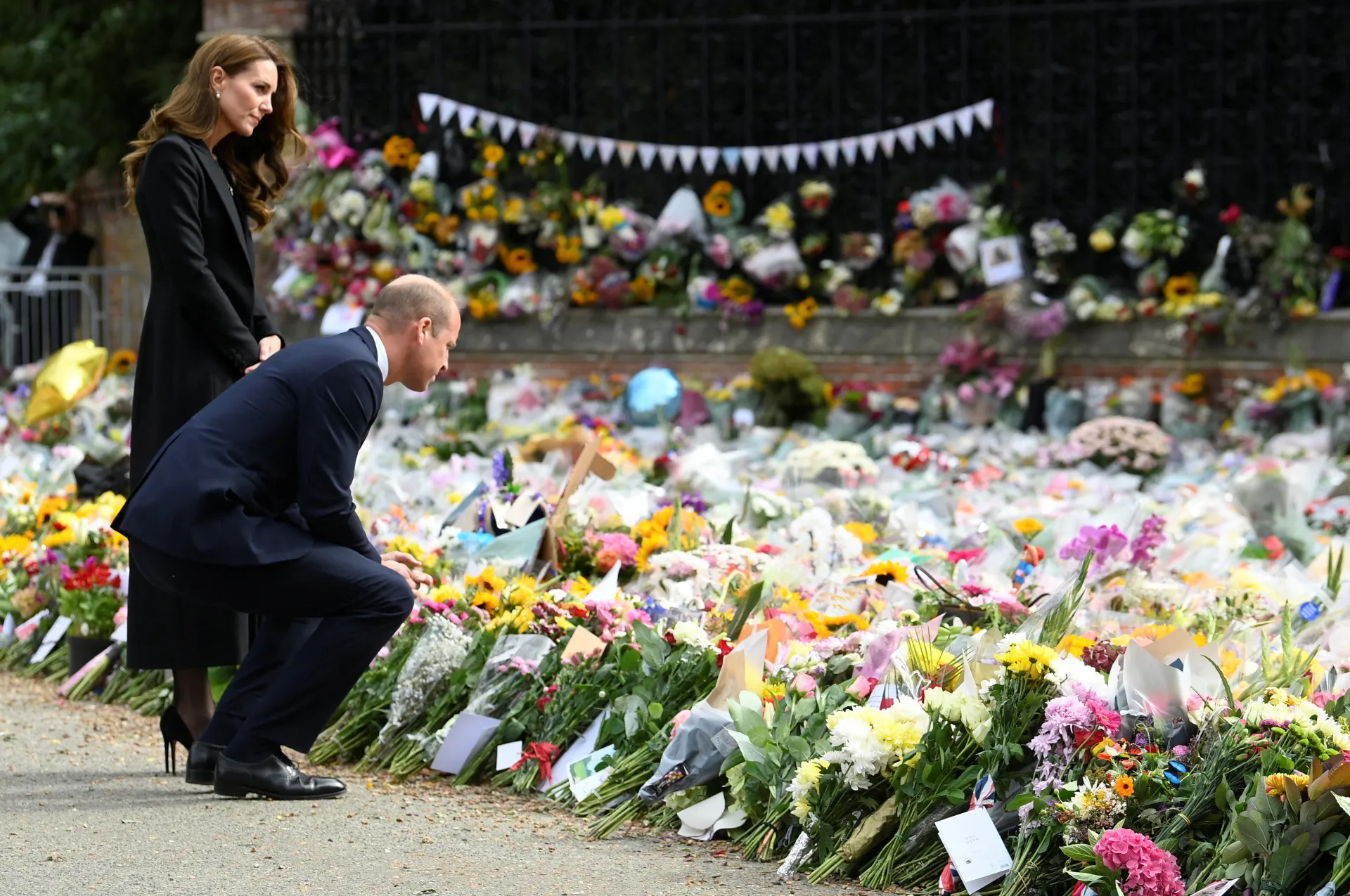  Принцът и принцесата на Уелс се разходиха около стената с хиляди цветя и бележки, оставени в памет на починалата кралица 