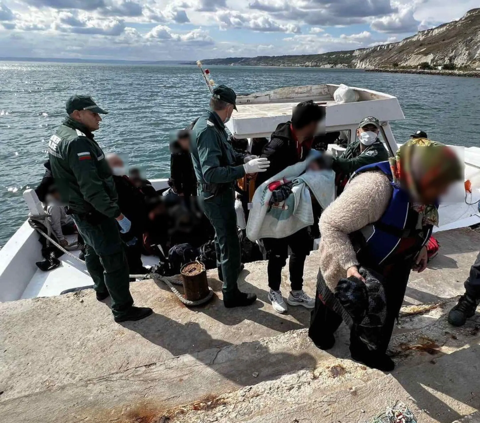 Гранични полицаи спасиха лодка с нелегални мигранти в Черно море