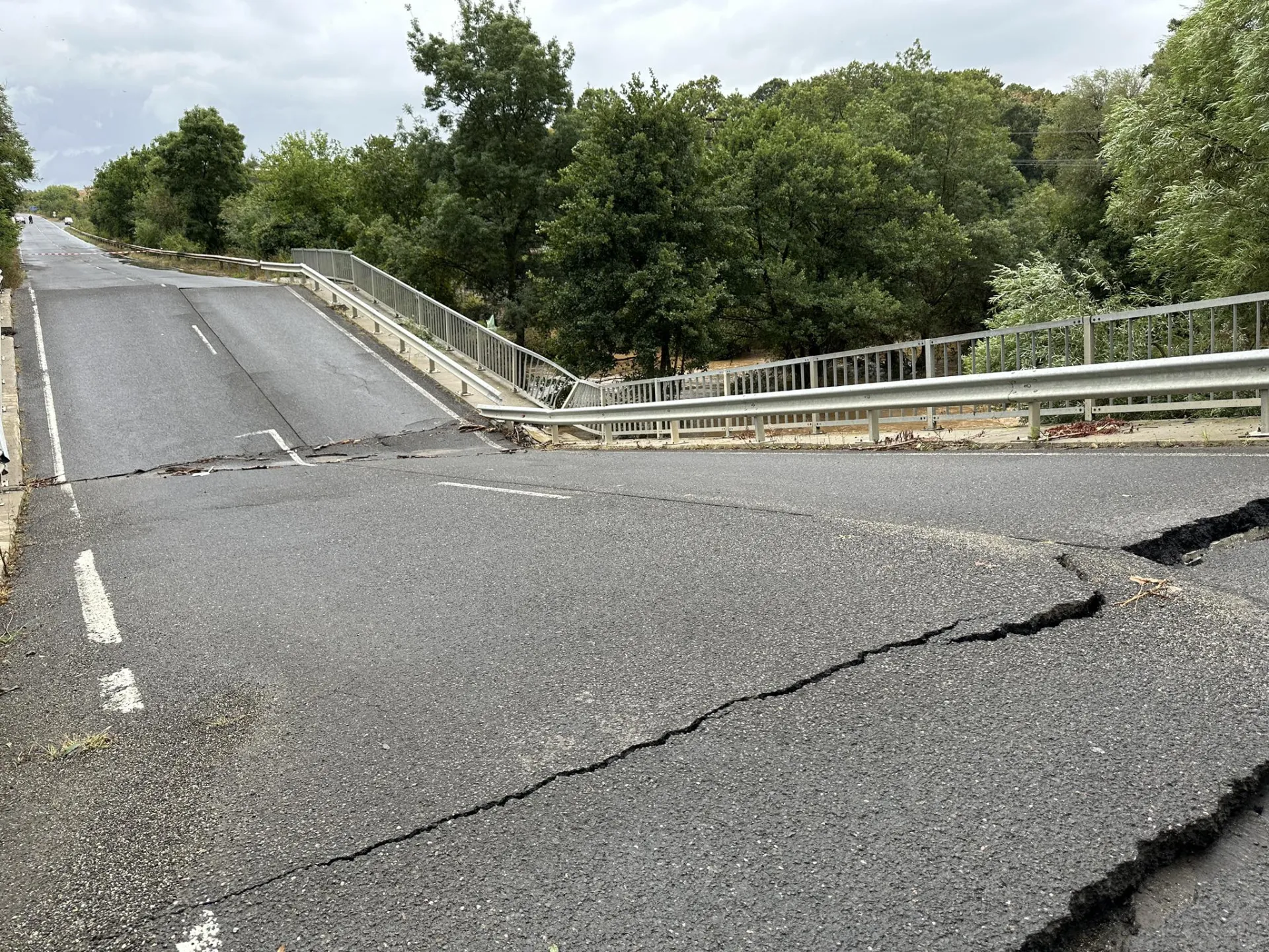 Пропаднал мост на пътя към Ахтопол