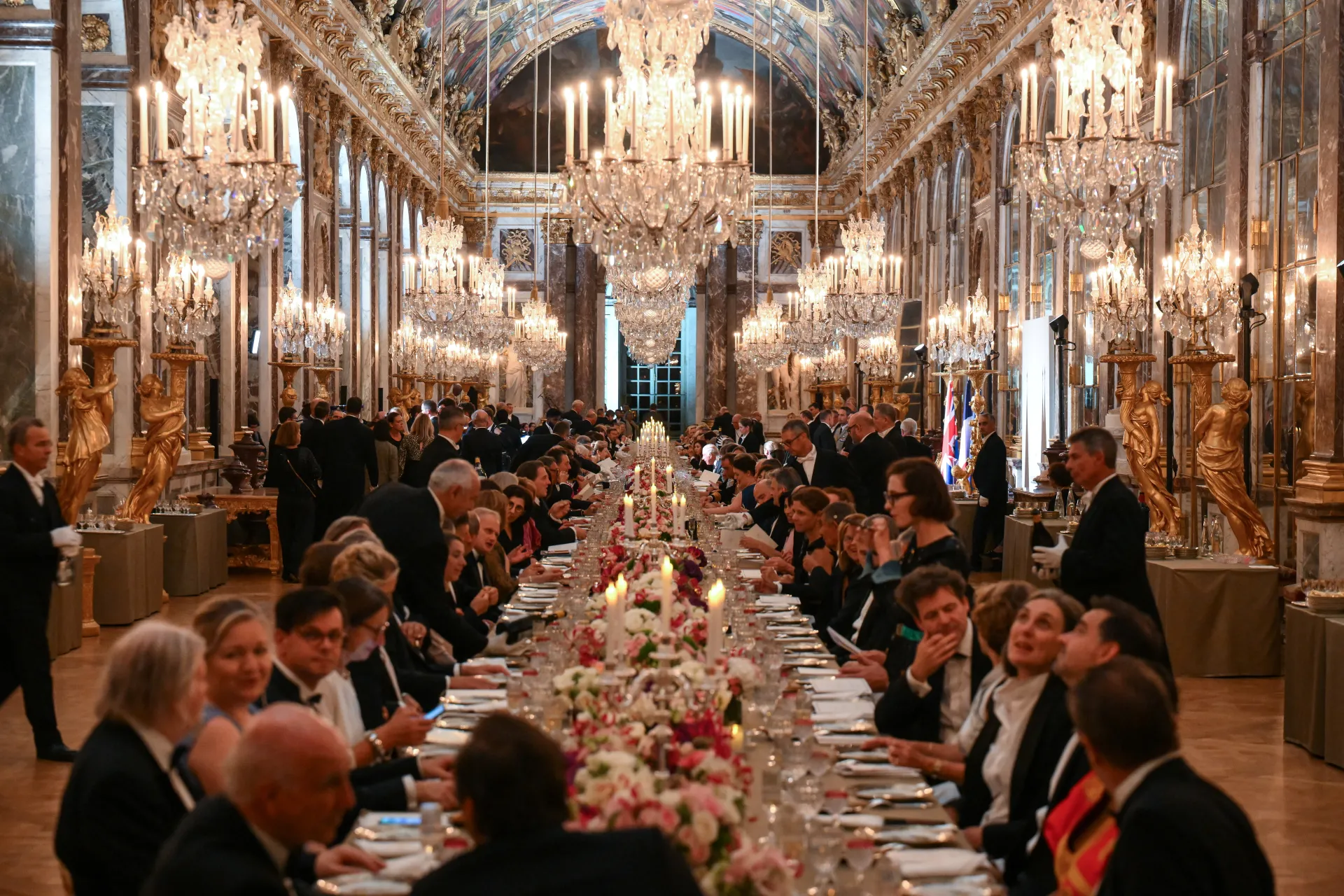  Да вечеряш с краля - Макрон одобри Чарлз III във Версай 